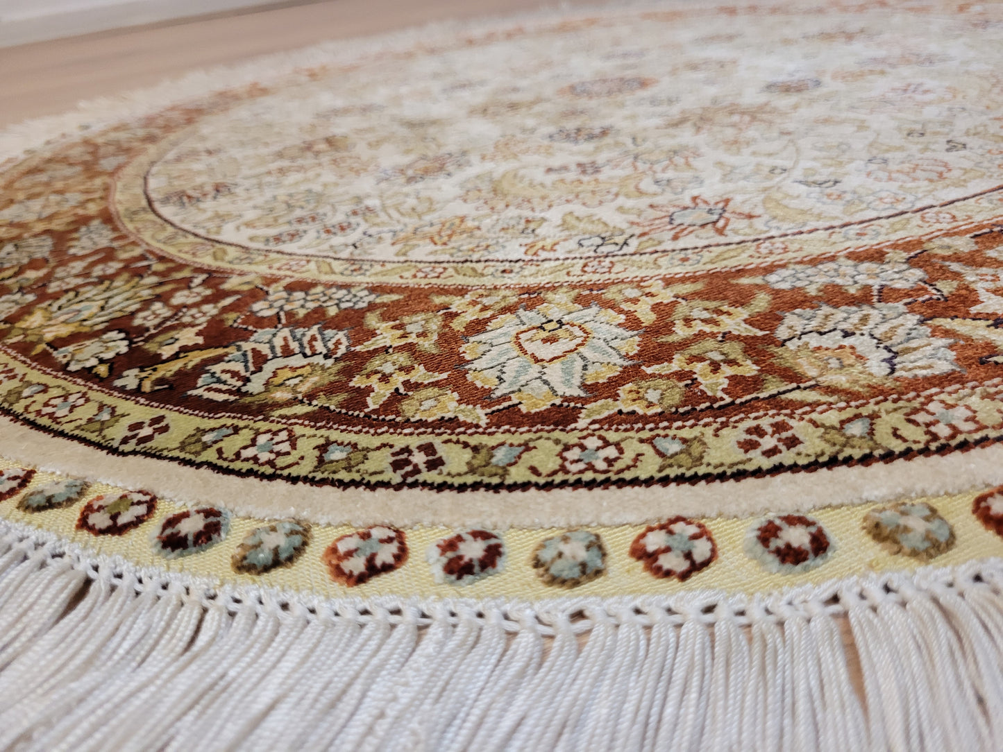 Hereke Teppich Seide auf Seide signiert rund florales Medaillon