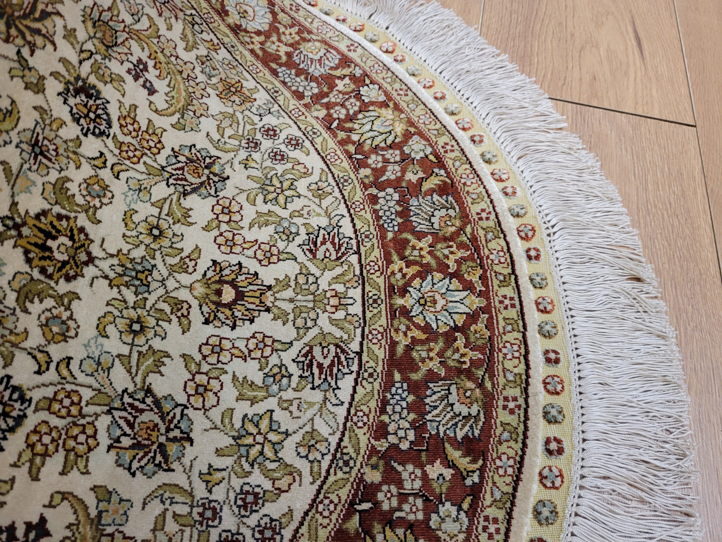 Hereke Teppich Seide auf Seide signiert rund florales Medaillon