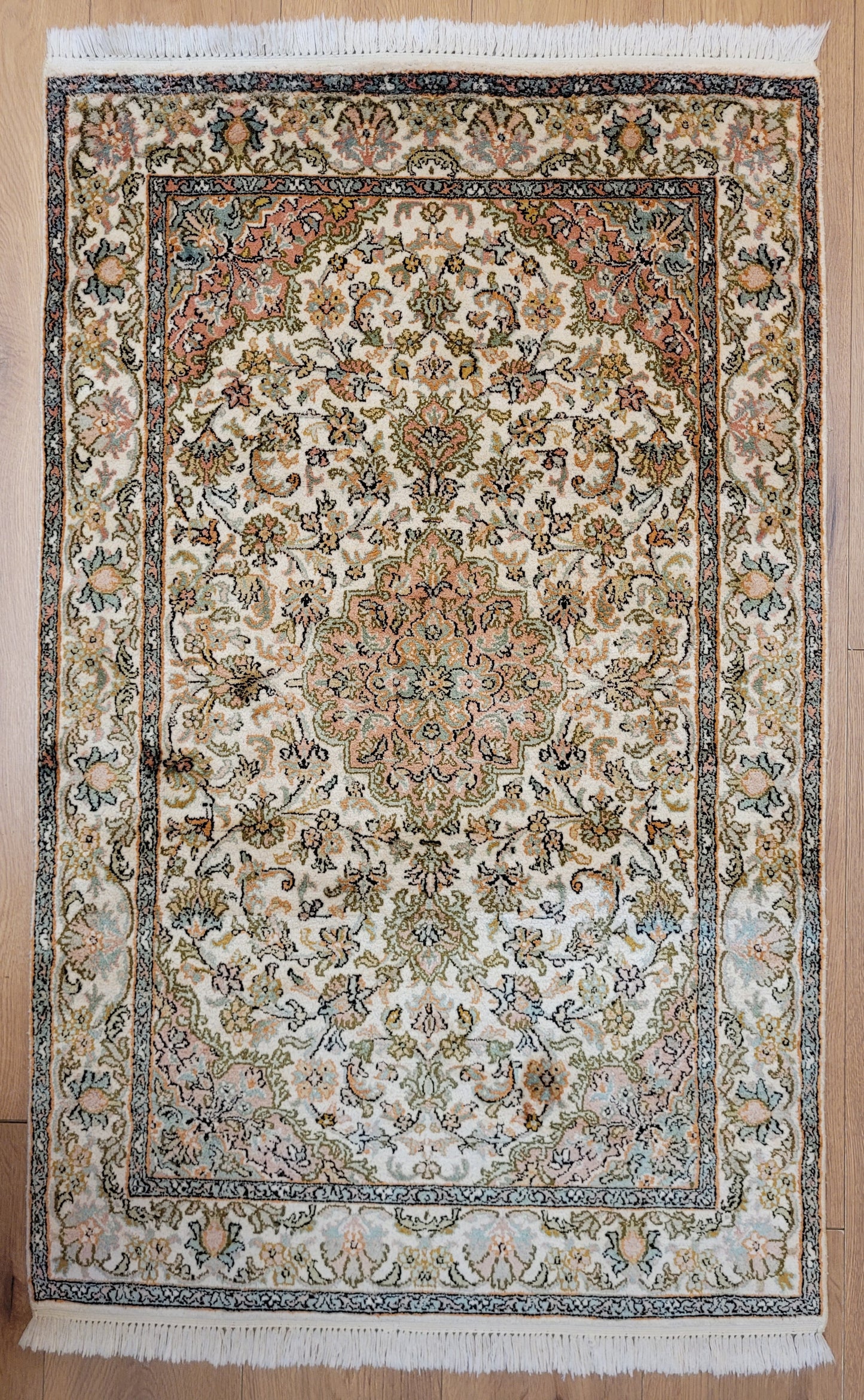 Kaschmir Teppich Seide fein florales Medaillon