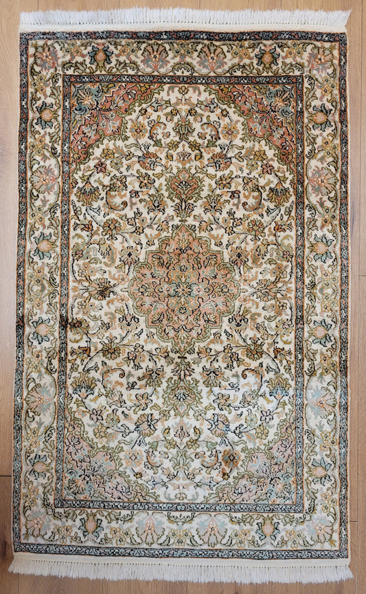 Kaschmir Teppich Seide fein florales Medaillon