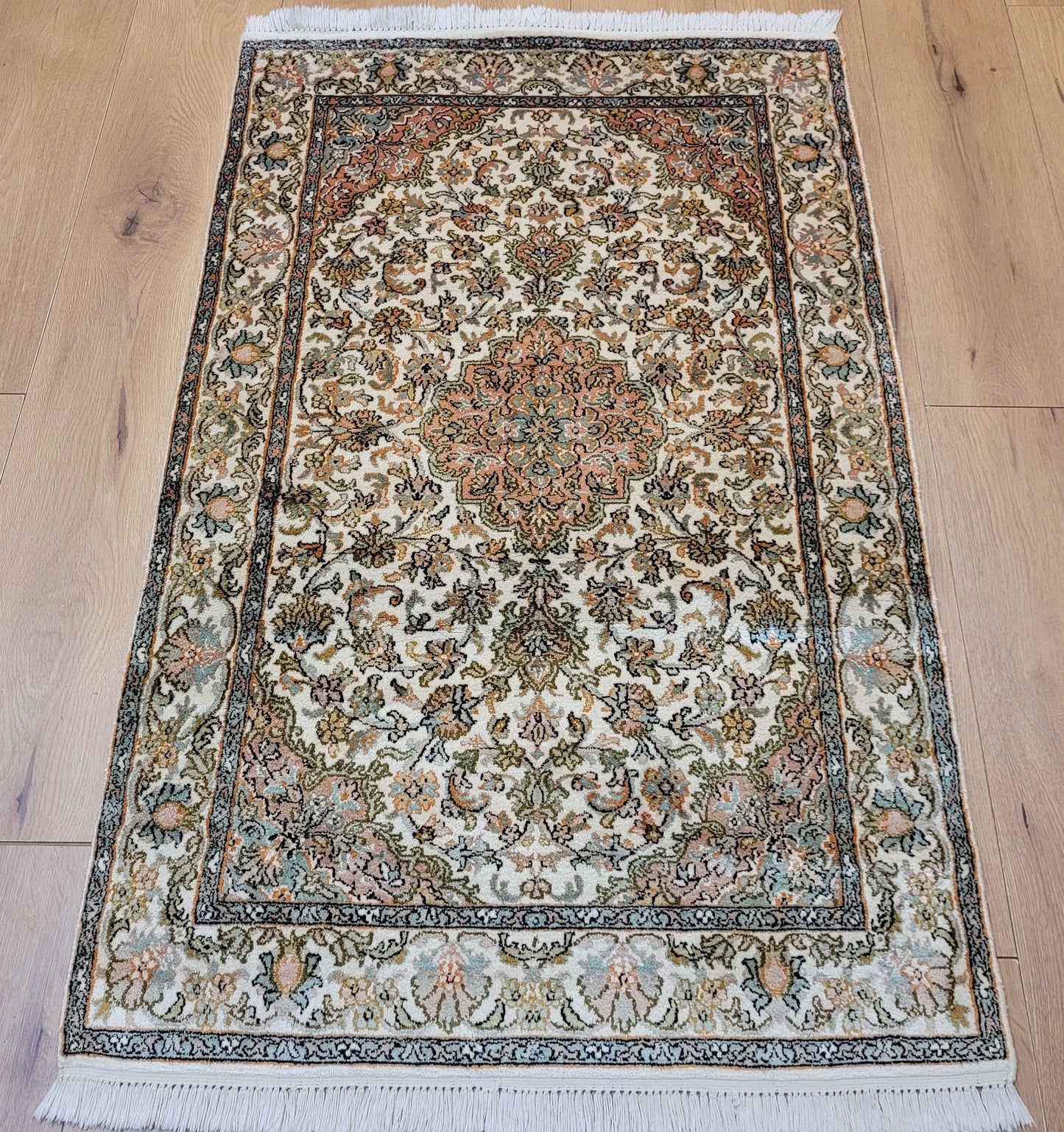 Kaschmir Teppich Seide fein florales Medaillon