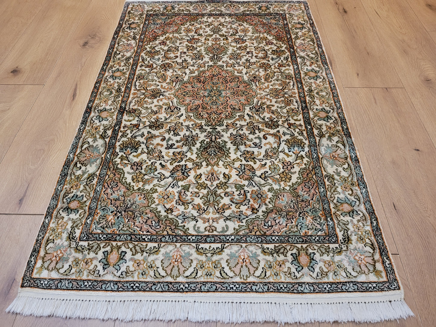 Kaschmir Teppich Seide fein florales Medaillon