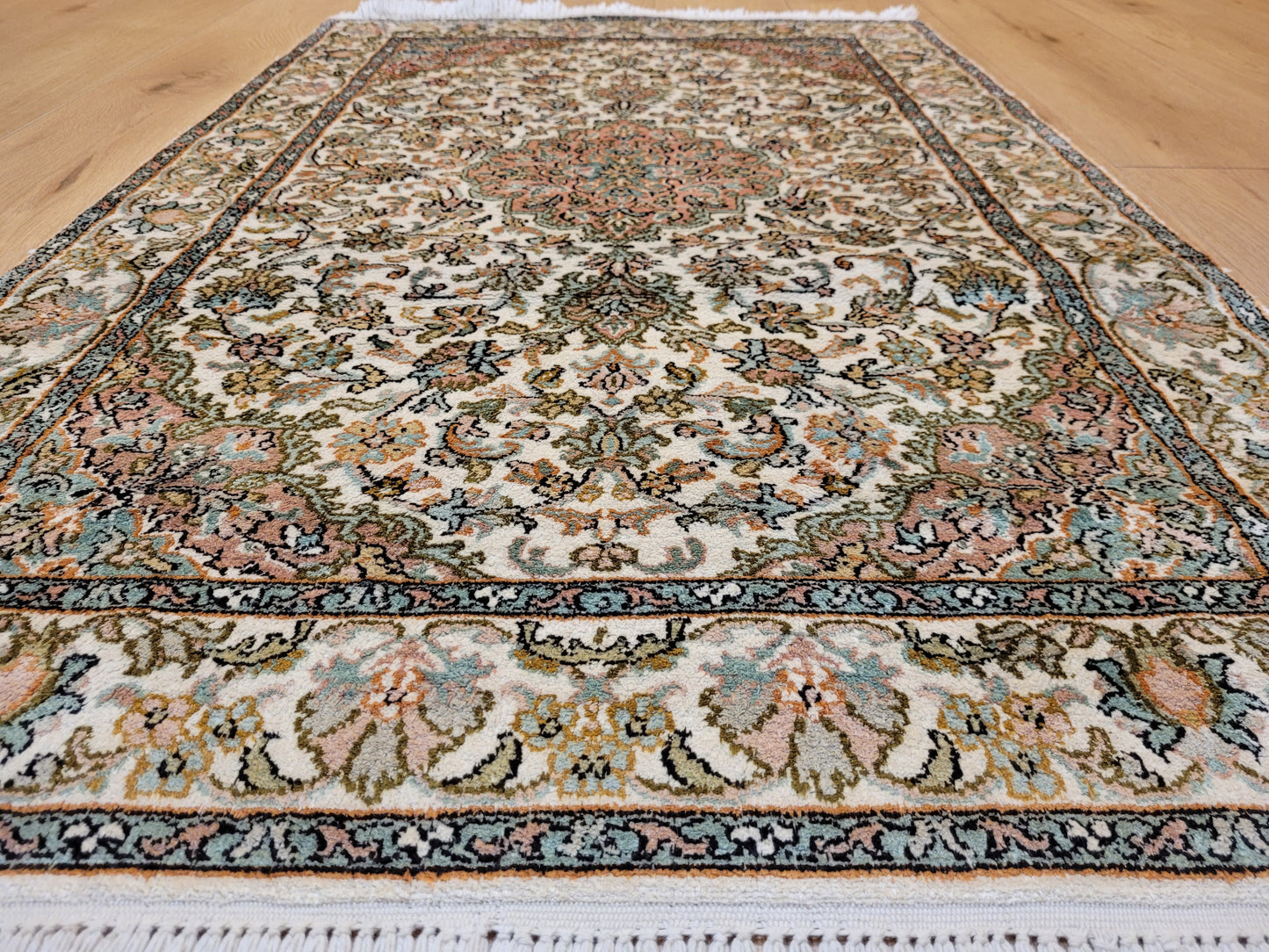 Kaschmir Teppich Seide fein florales Medaillon