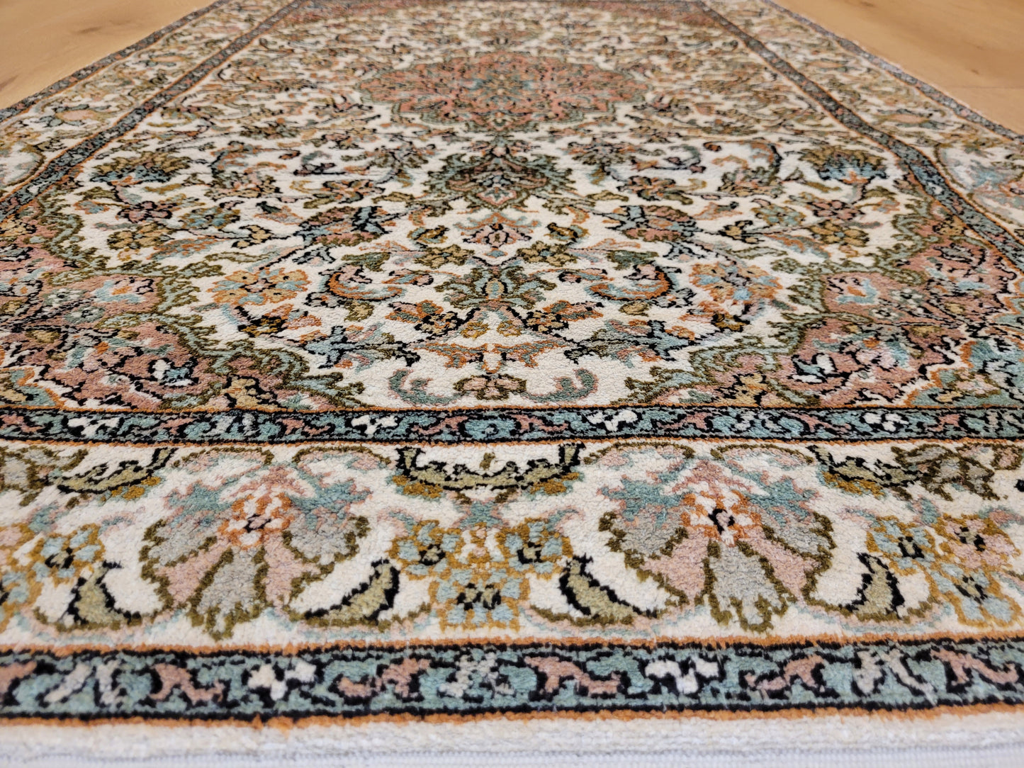 Kaschmir Teppich Seide fein florales Medaillon