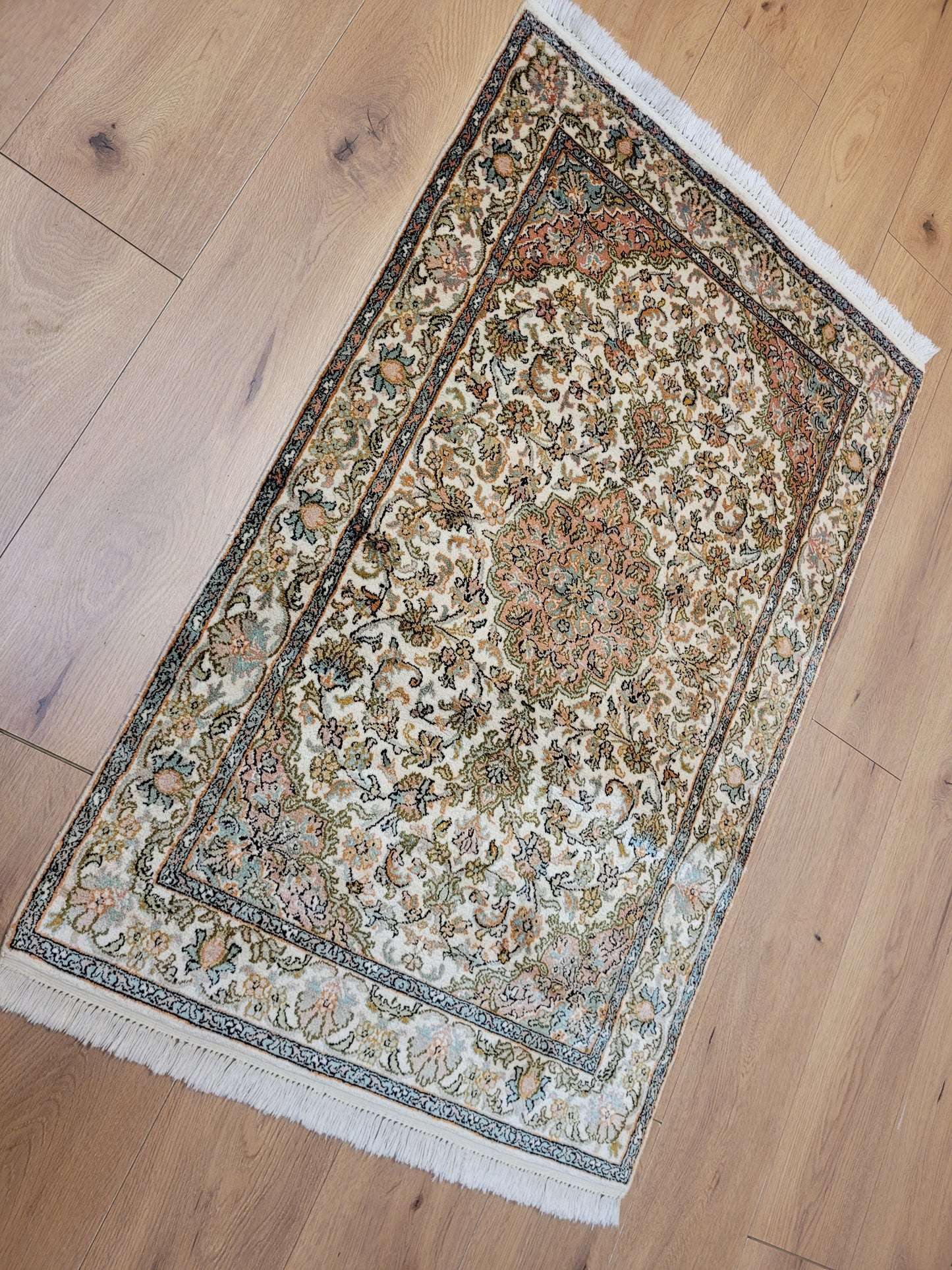 Kaschmir Teppich Seide fein florales Medaillon