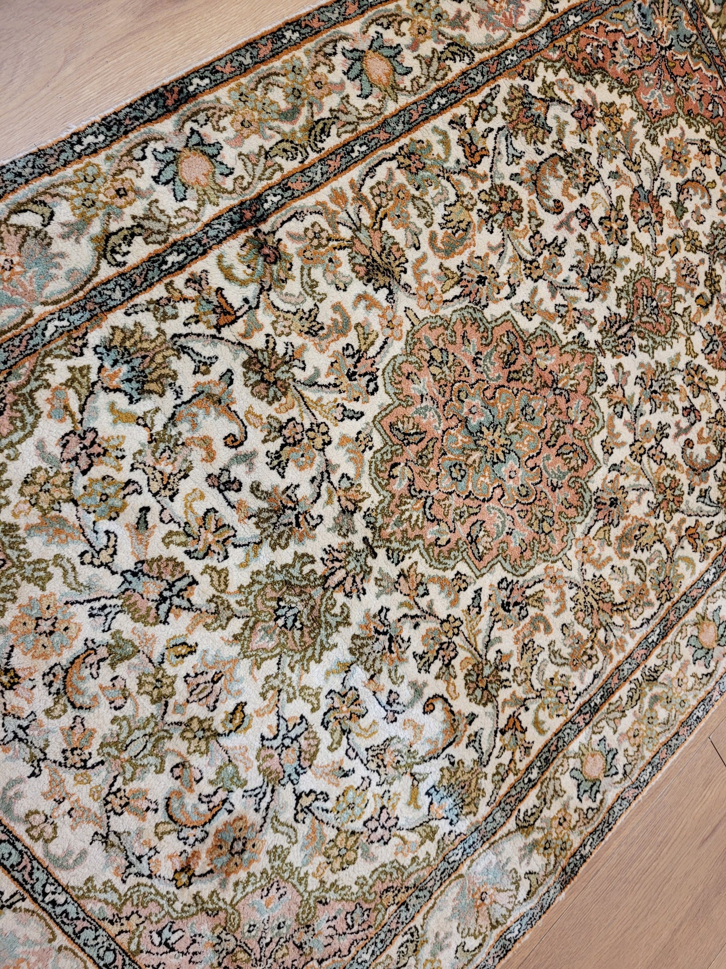 Kaschmir Teppich Seide fein florales Medaillon