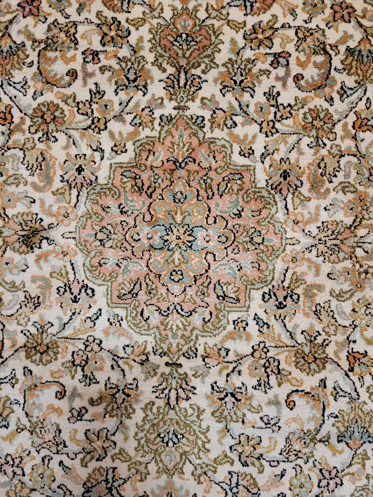 Kaschmir Teppich Seide fein florales Medaillon