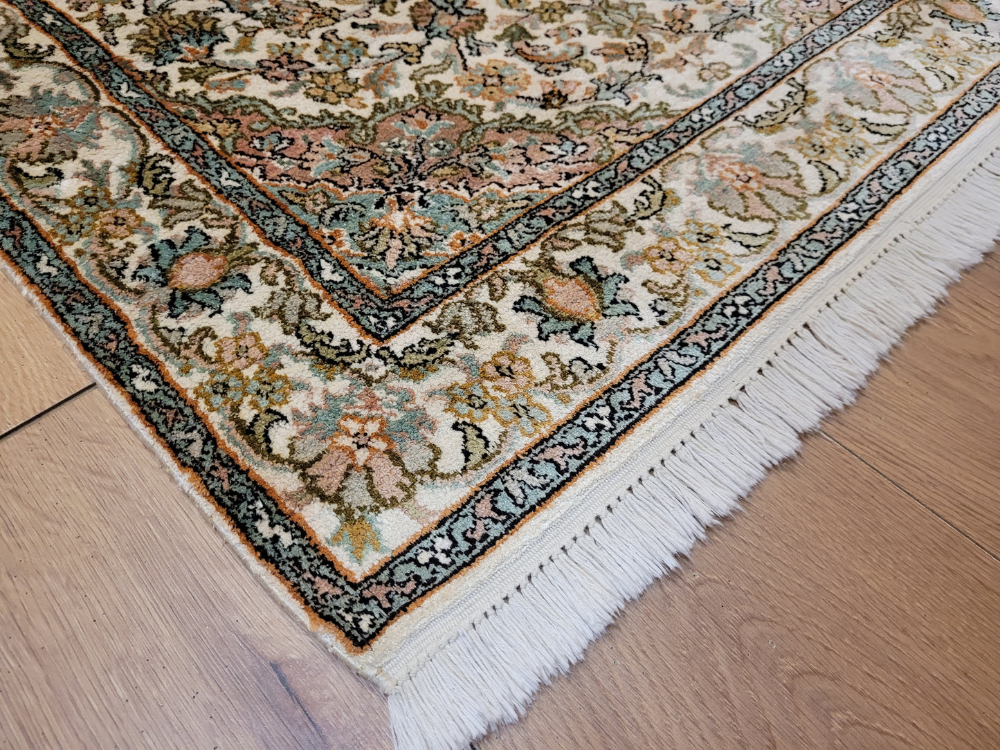 Kaschmir Teppich Seide fein florales Medaillon