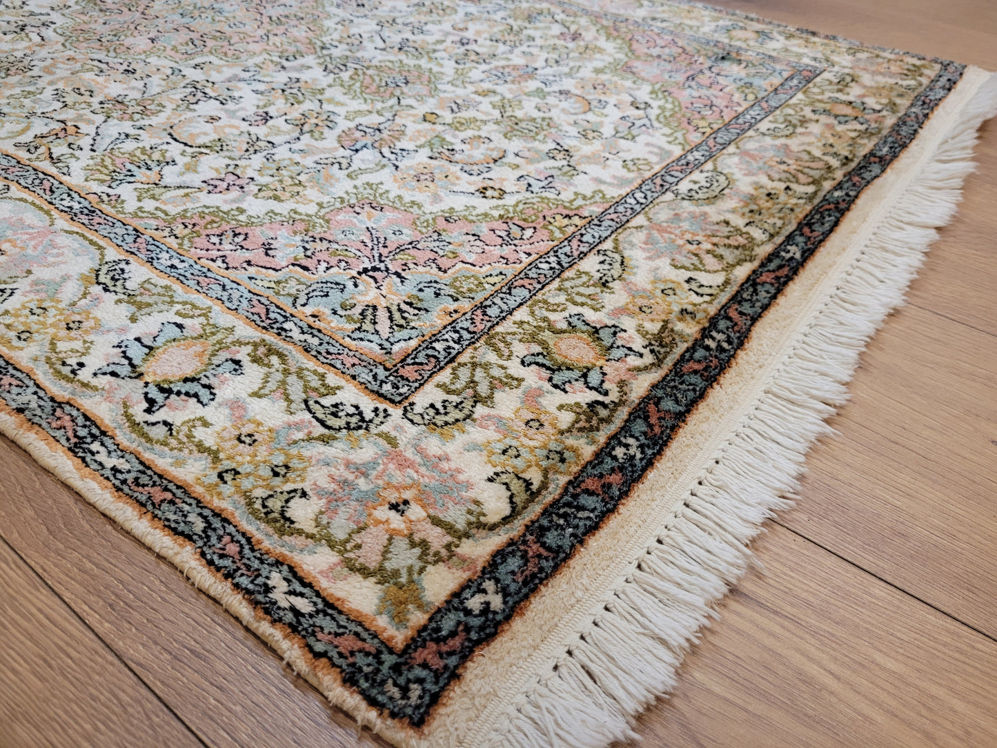 Kaschmir Teppich Seide fein florales Medaillon