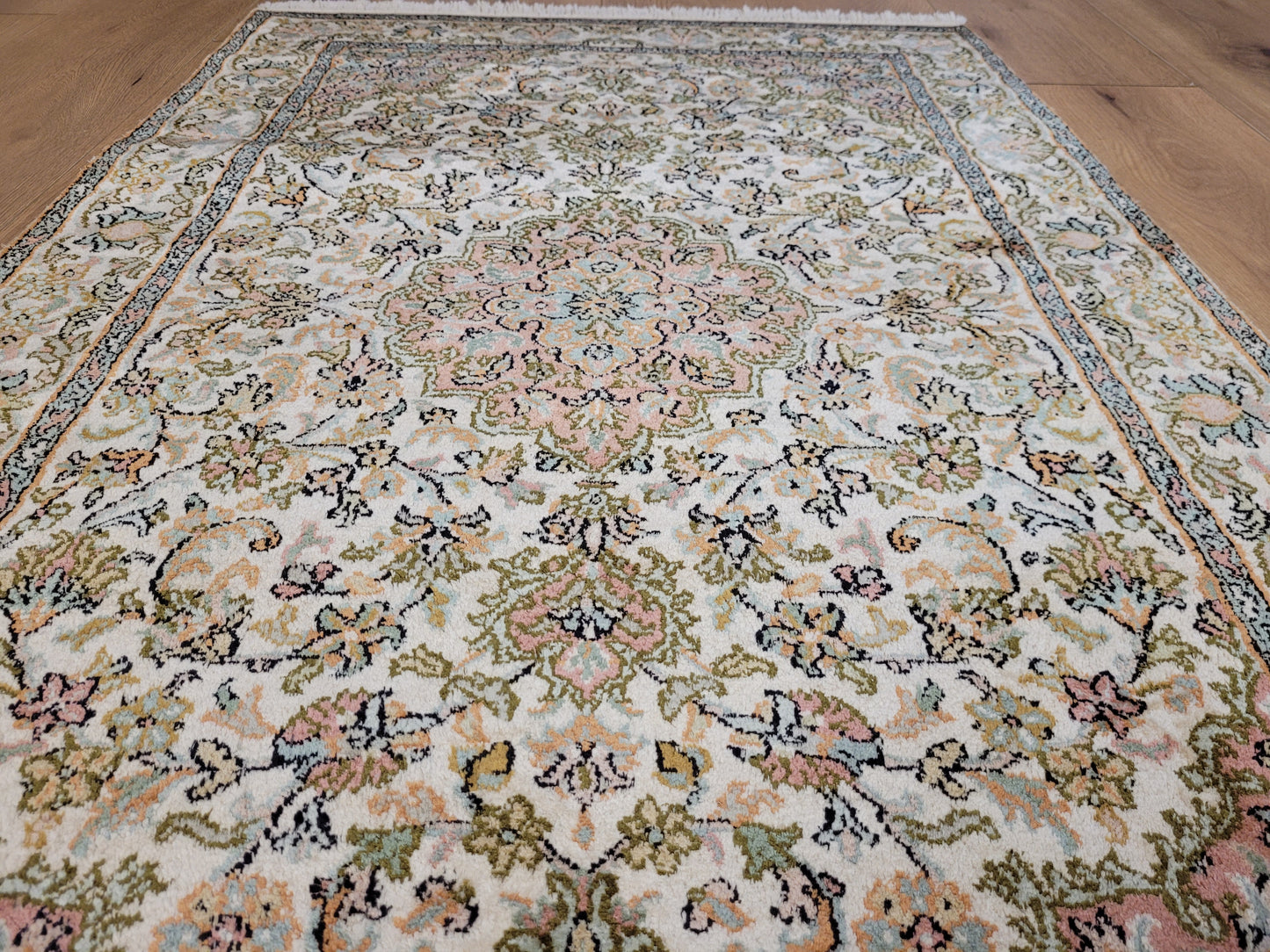 Kaschmir Teppich Seide fein florales Medaillon