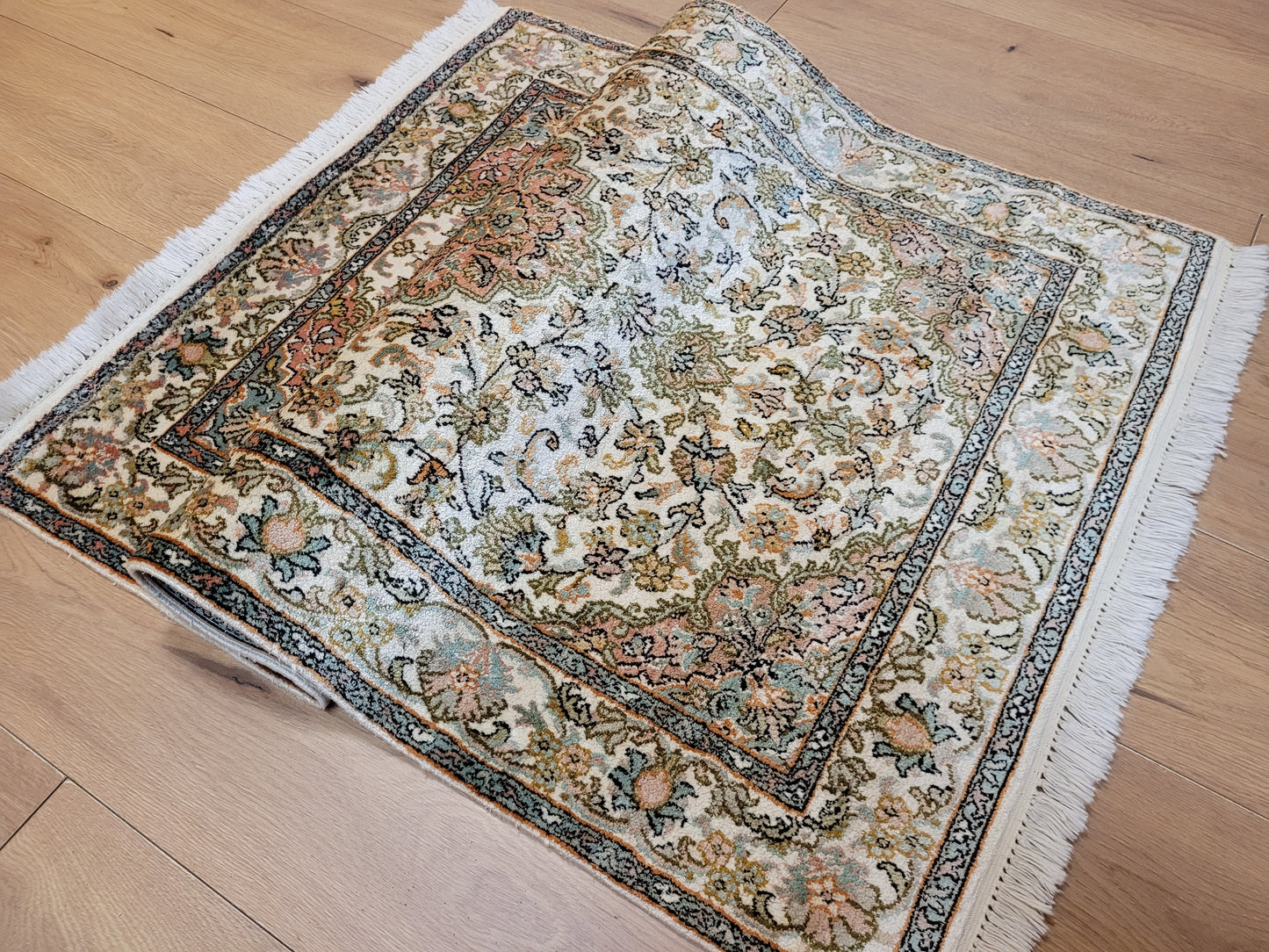 Kaschmir Teppich Seide fein florales Medaillon