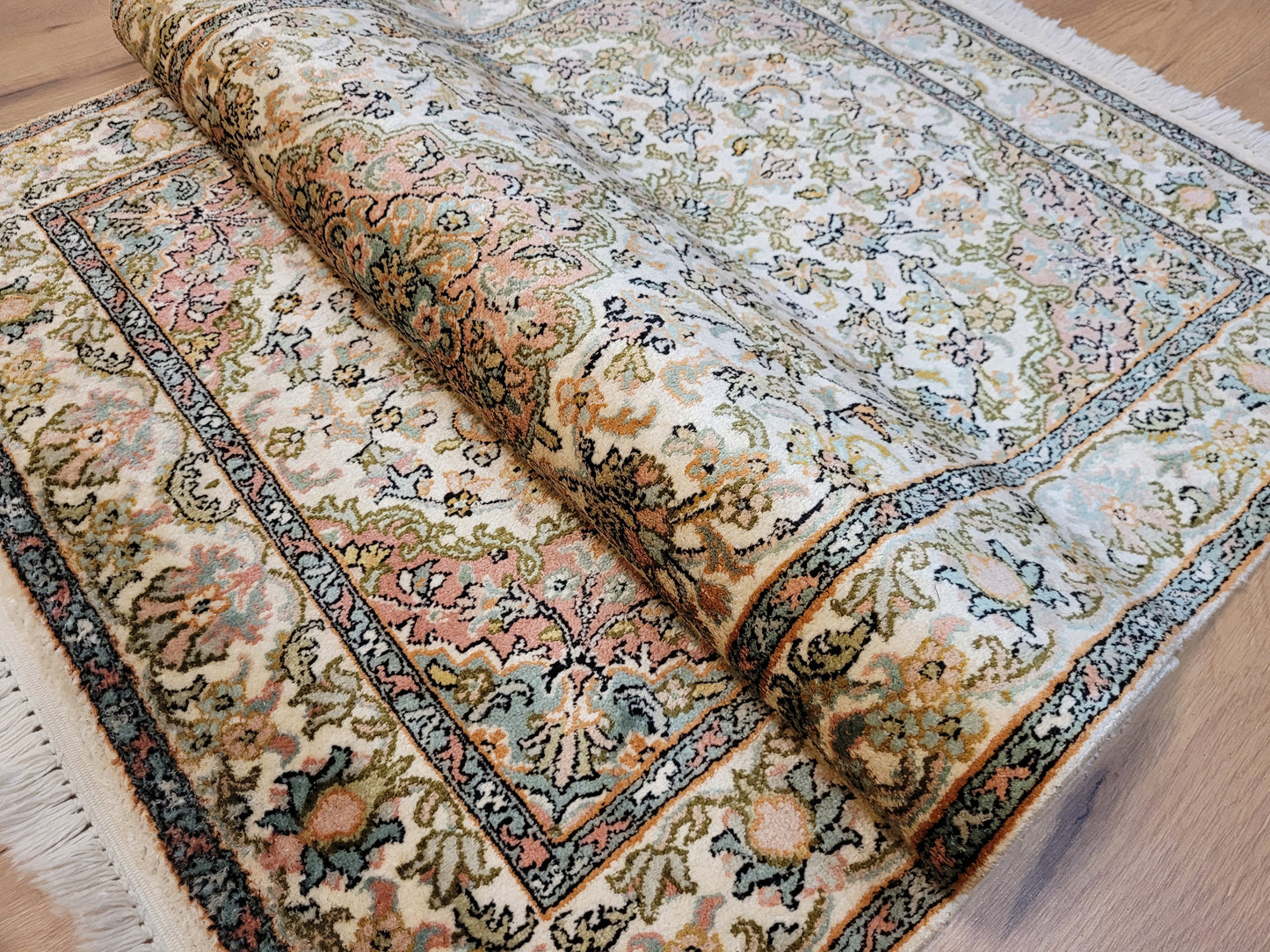 Kaschmir Teppich Seide fein florales Medaillon