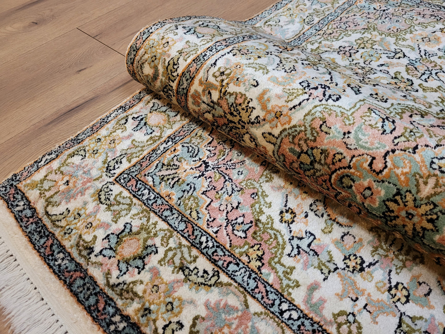 Kaschmir Teppich Seide fein florales Medaillon