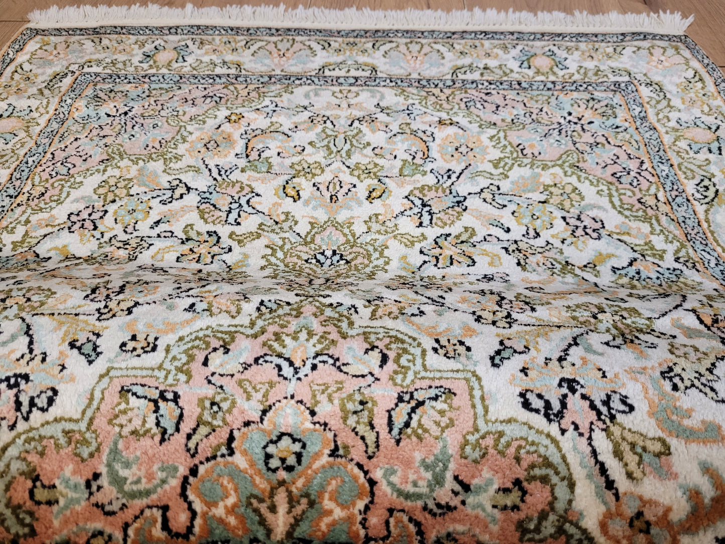 Kaschmir Teppich Seide fein florales Medaillon