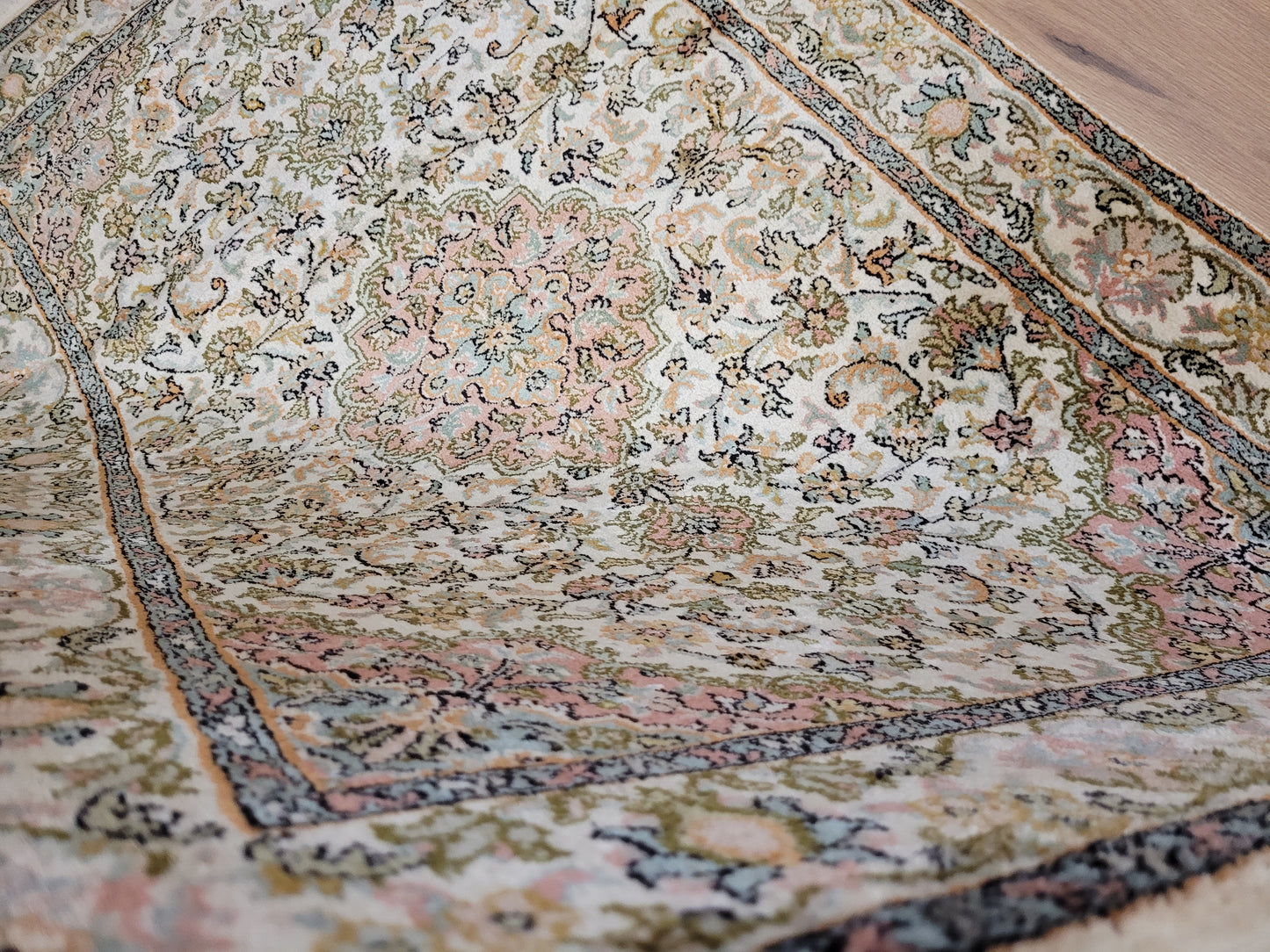 Kaschmir Teppich Seide fein florales Medaillon