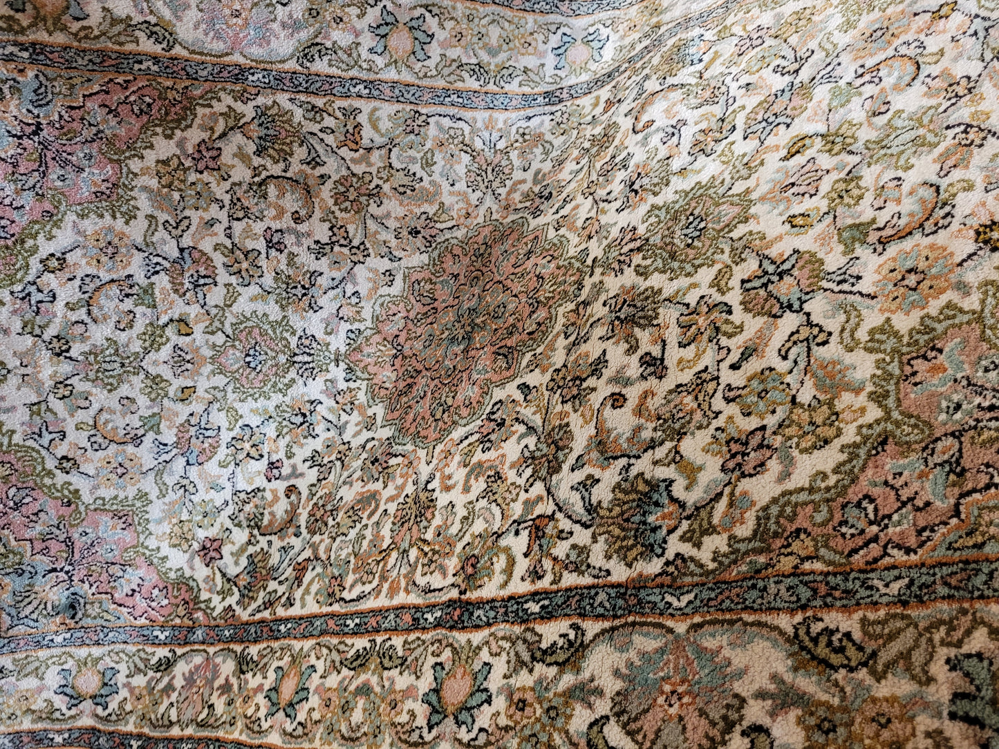 Kaschmir Teppich Seide fein florales Medaillon