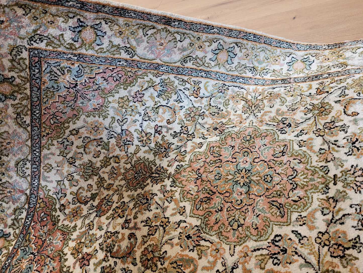 Kaschmir Teppich Seide fein florales Medaillon