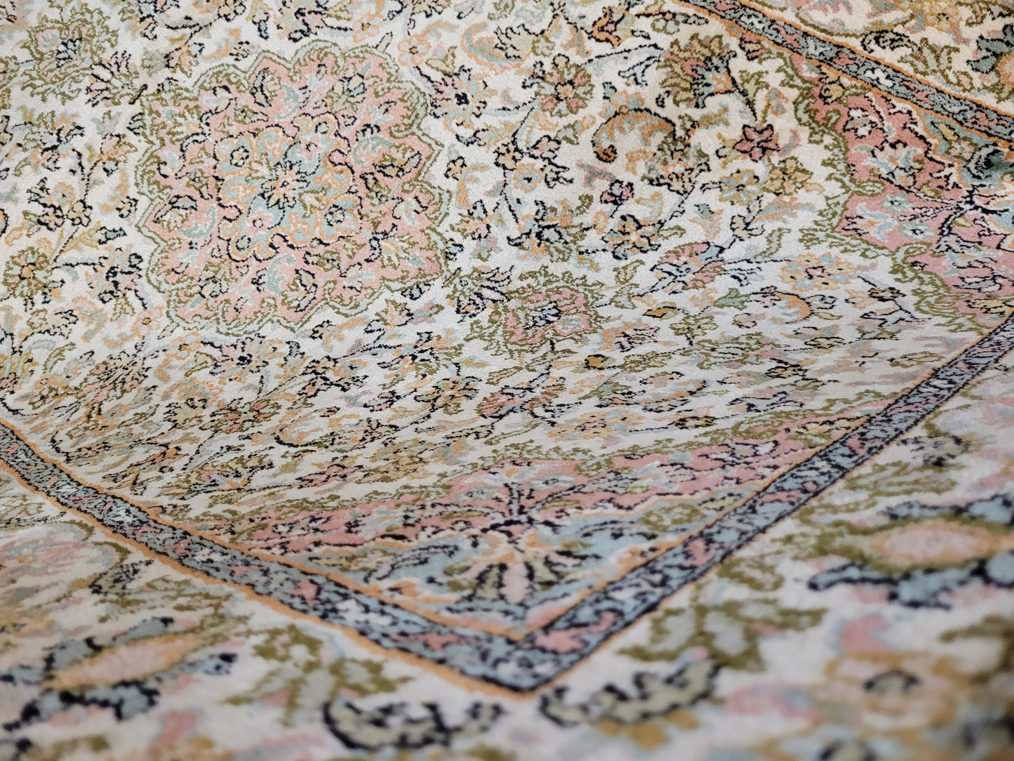 Kaschmir Teppich Seide fein florales Medaillon