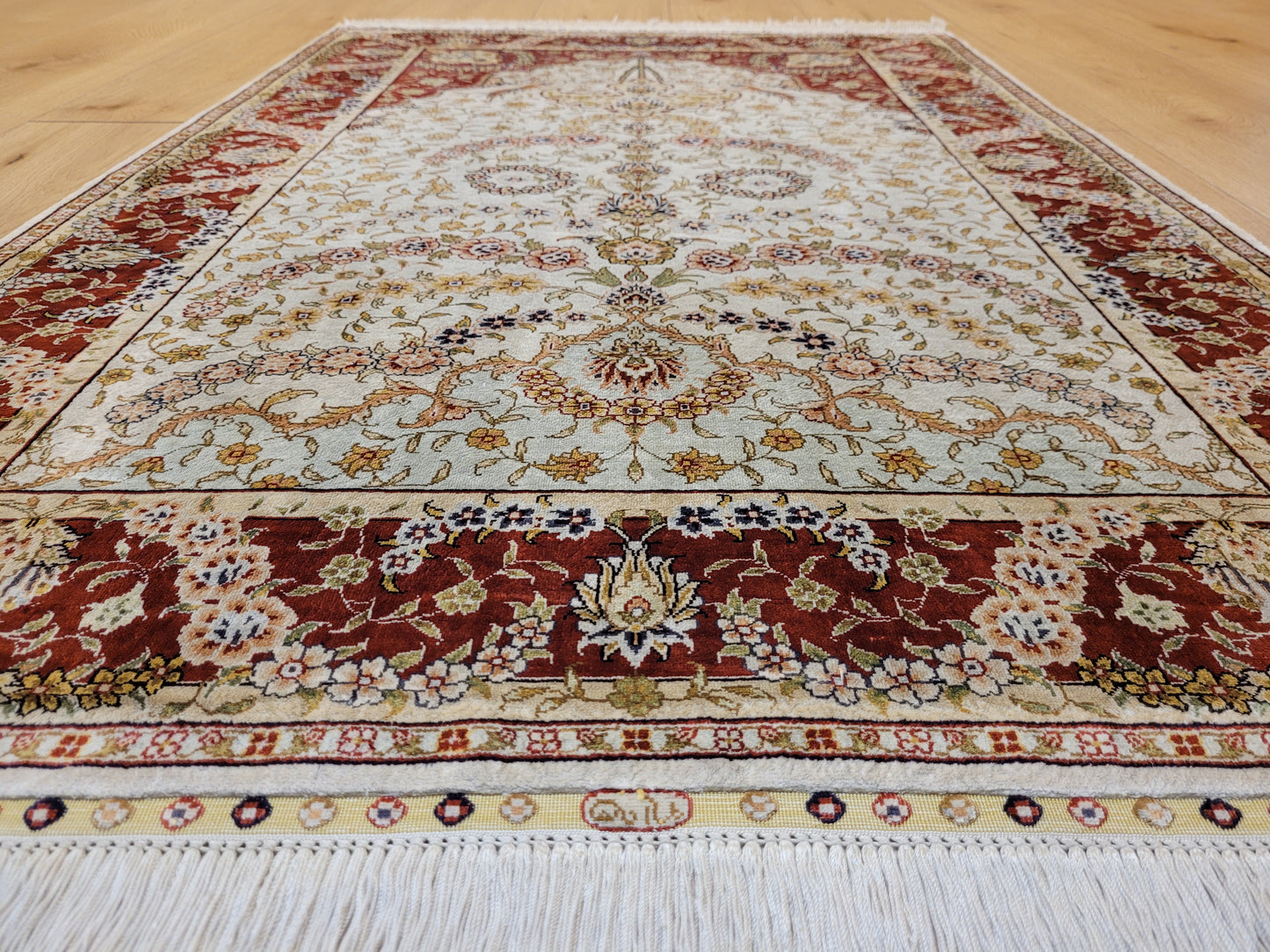 Hereke Teppich Seide auf Seide signiert fein Paradiesvogel Motiv