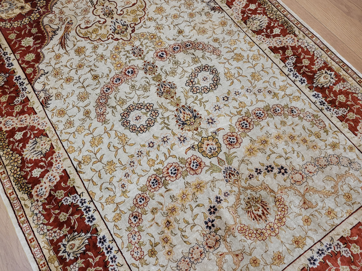 Hereke Teppich Seide auf Seide signiert fein Paradiesvogel Motiv