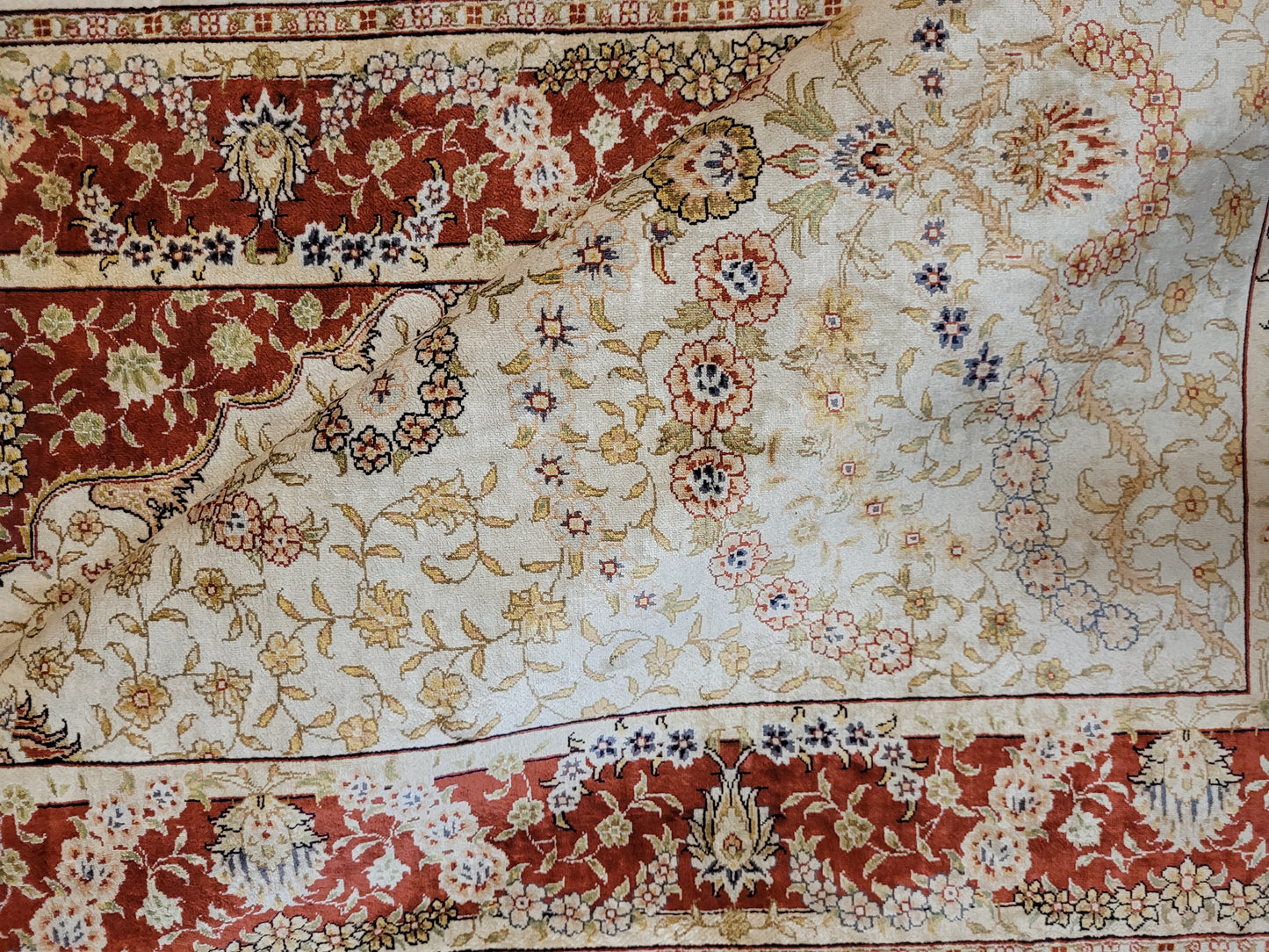 Hereke Teppich Seide auf Seide signiert fein Paradiesvogel Motiv