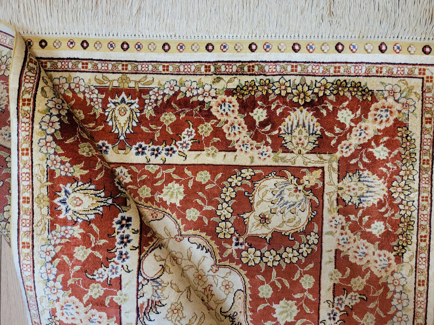 Hereke Teppich Seide auf Seide signiert fein Paradiesvogel Motiv