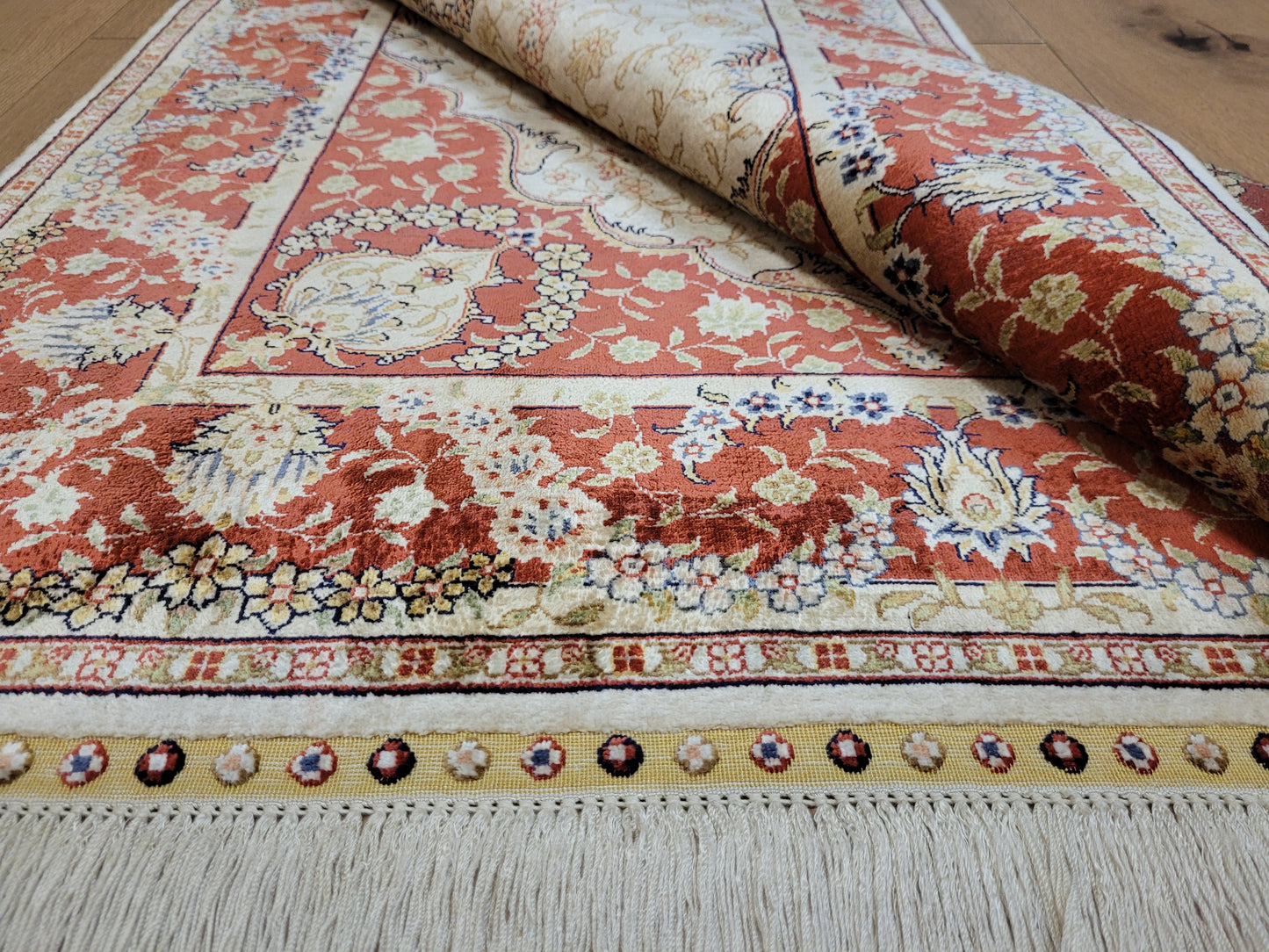 Hereke Teppich Seide auf Seide signiert fein Paradiesvogel Motiv