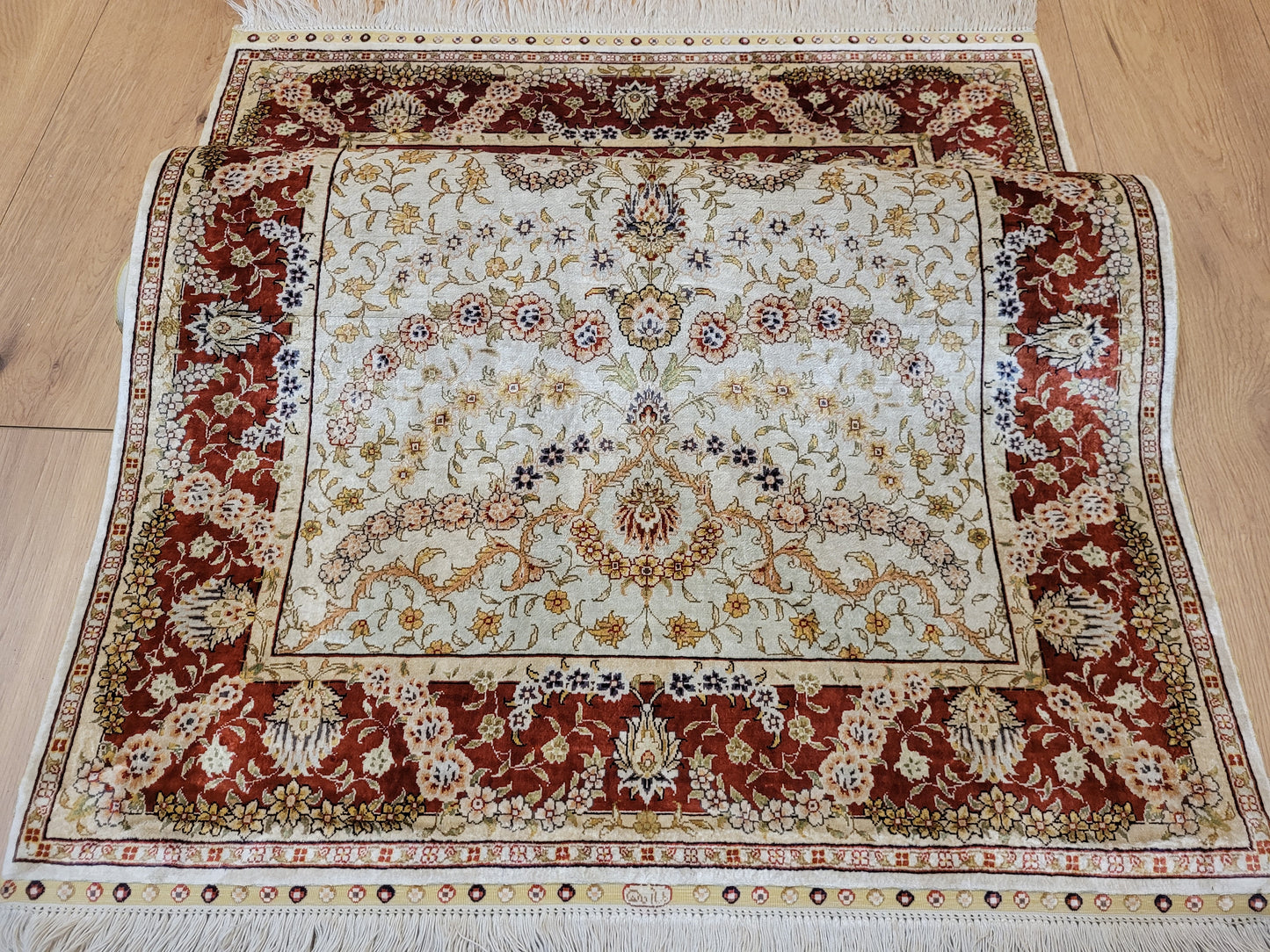 Hereke Teppich Seide auf Seide signiert fein Paradiesvogel Motiv