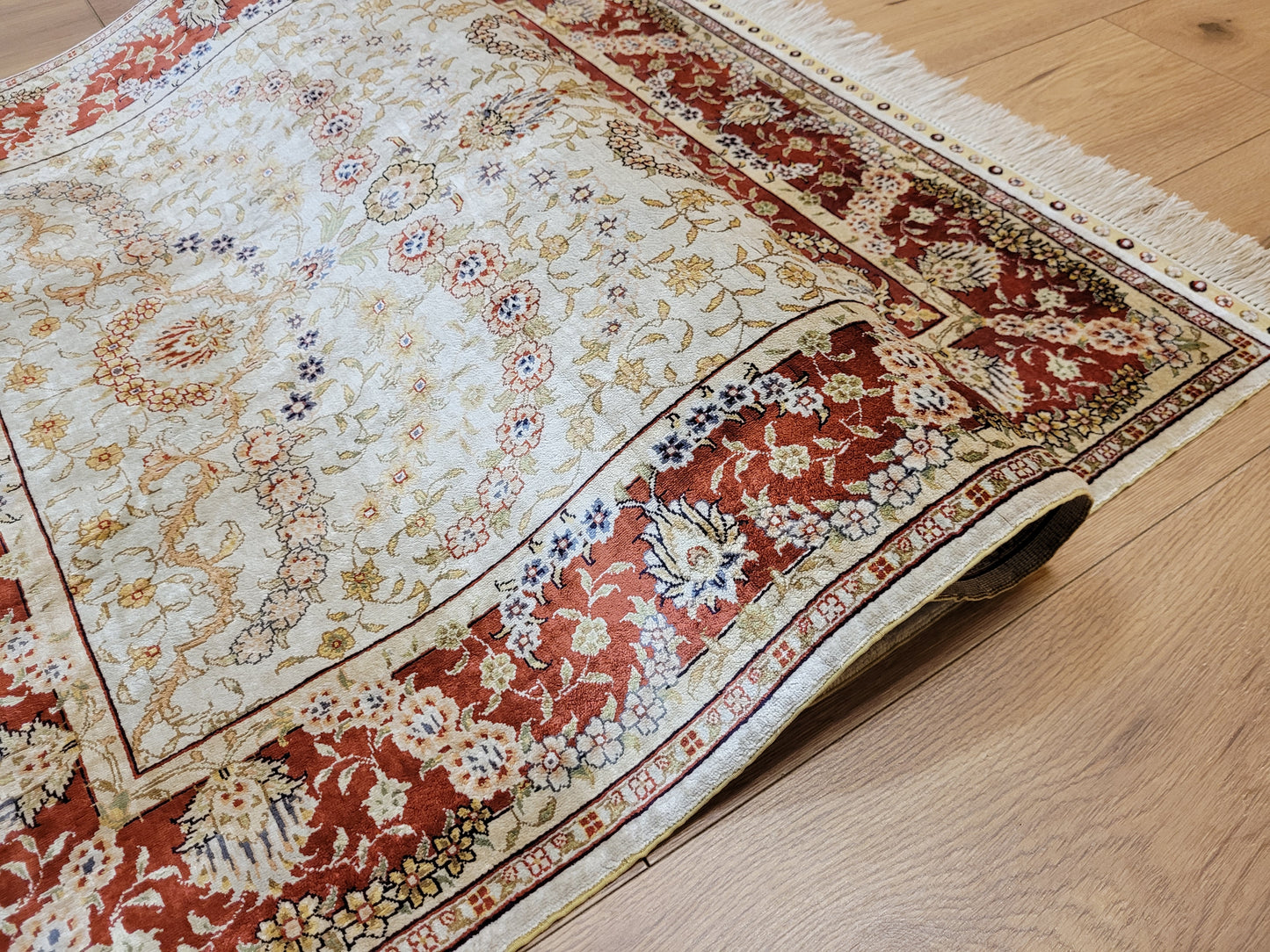 Hereke Teppich Seide auf Seide signiert fein Paradiesvogel Motiv