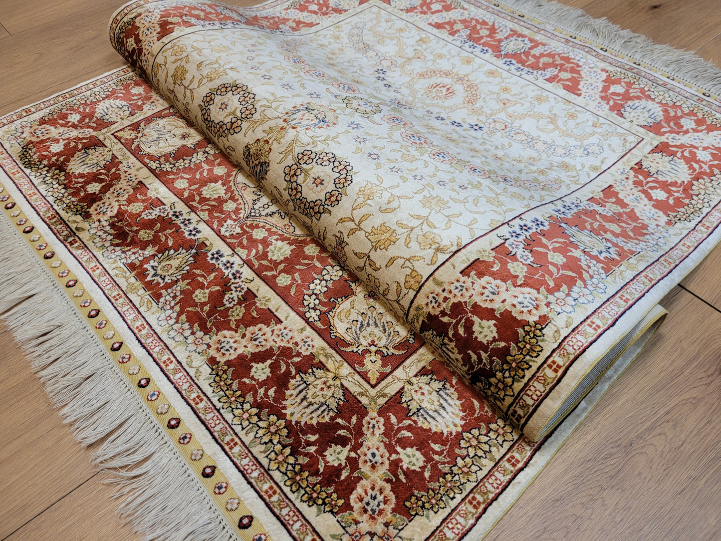 Hereke Teppich Seide auf Seide signiert fein Paradiesvogel Motiv