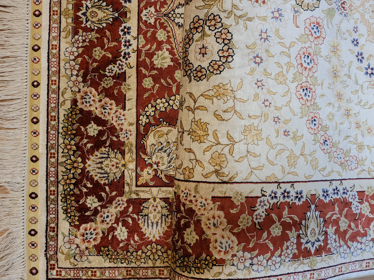 Hereke Teppich Seide auf Seide signiert fein Paradiesvogel Motiv