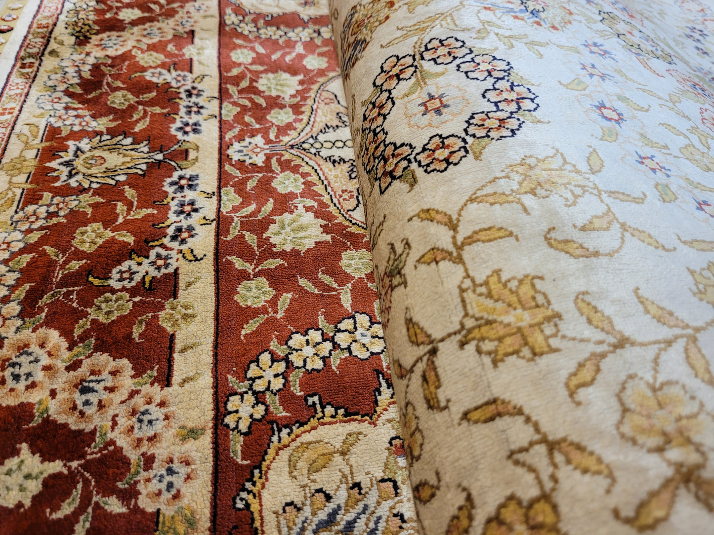 Hereke Teppich Seide auf Seide signiert fein Paradiesvogel Motiv