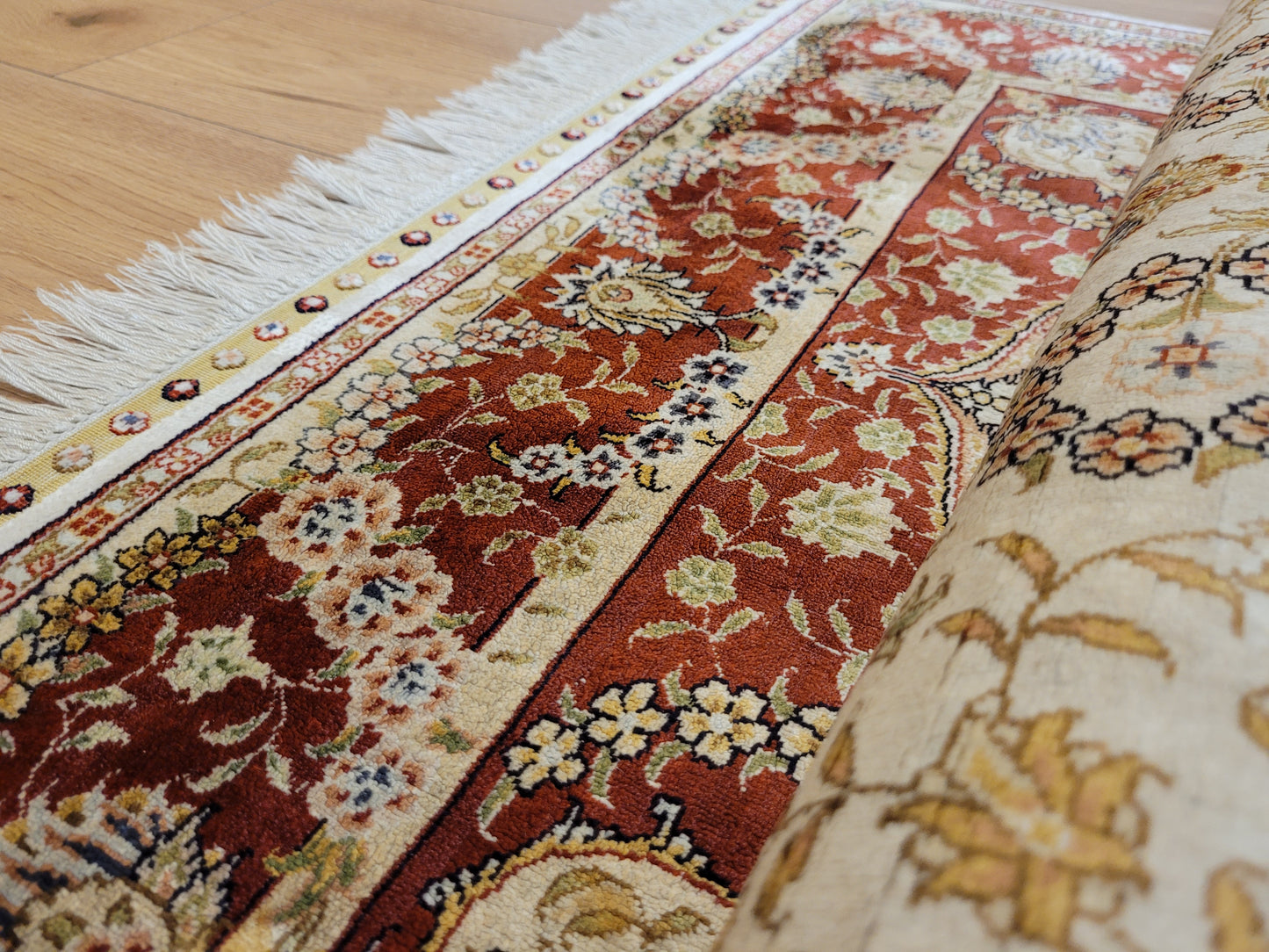 Hereke Teppich Seide auf Seide signiert fein Paradiesvogel Motiv