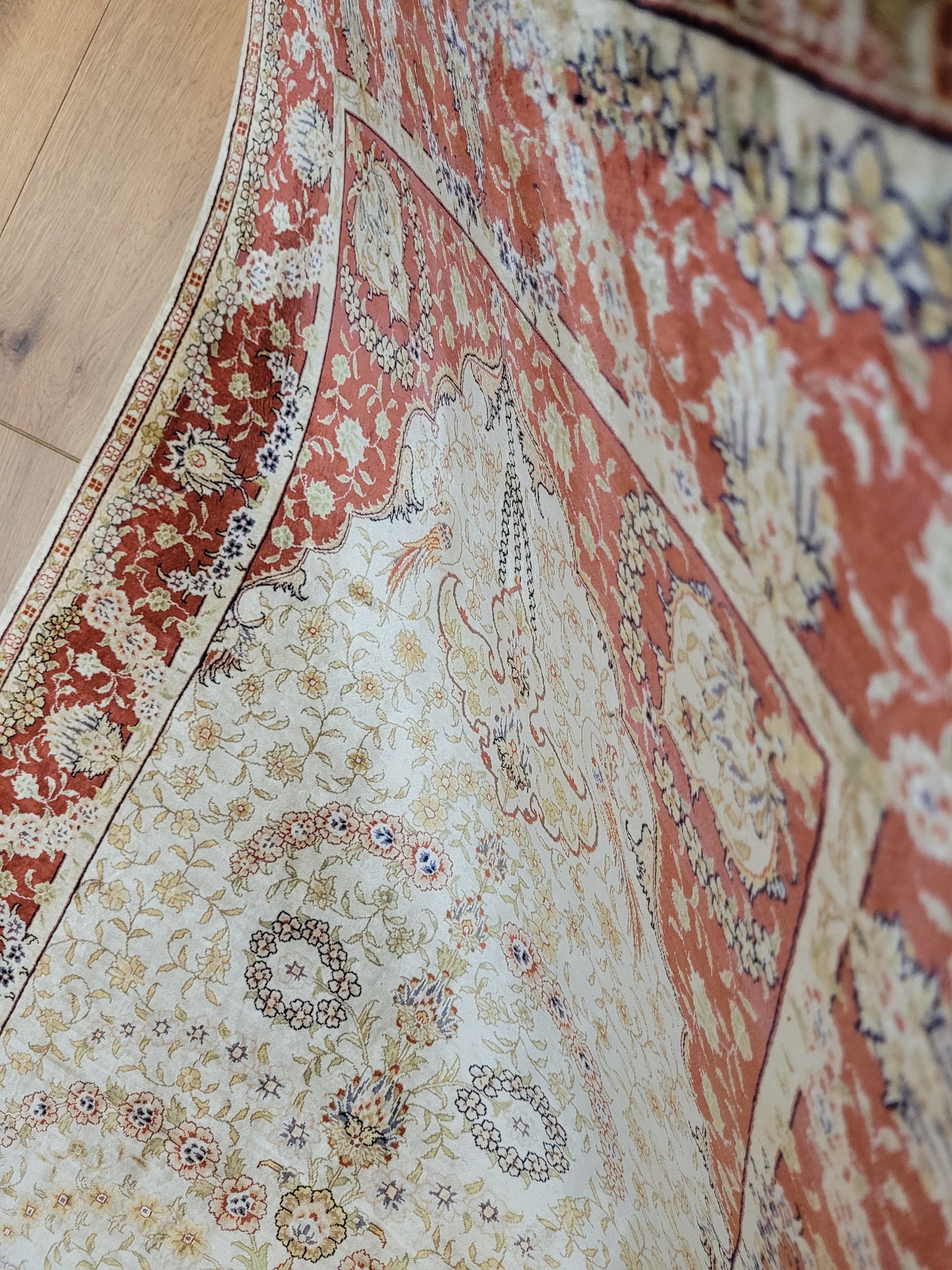 Hereke Teppich Seide auf Seide signiert fein Paradiesvogel Motiv