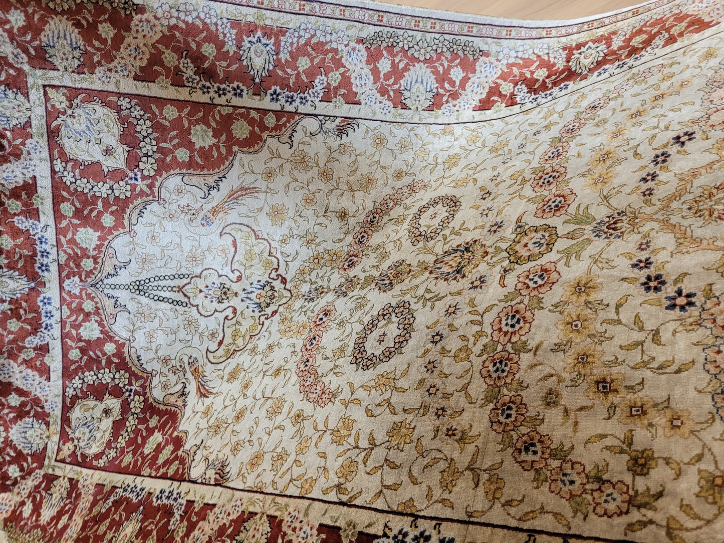 Hereke Teppich Seide auf Seide signiert fein Paradiesvogel Motiv