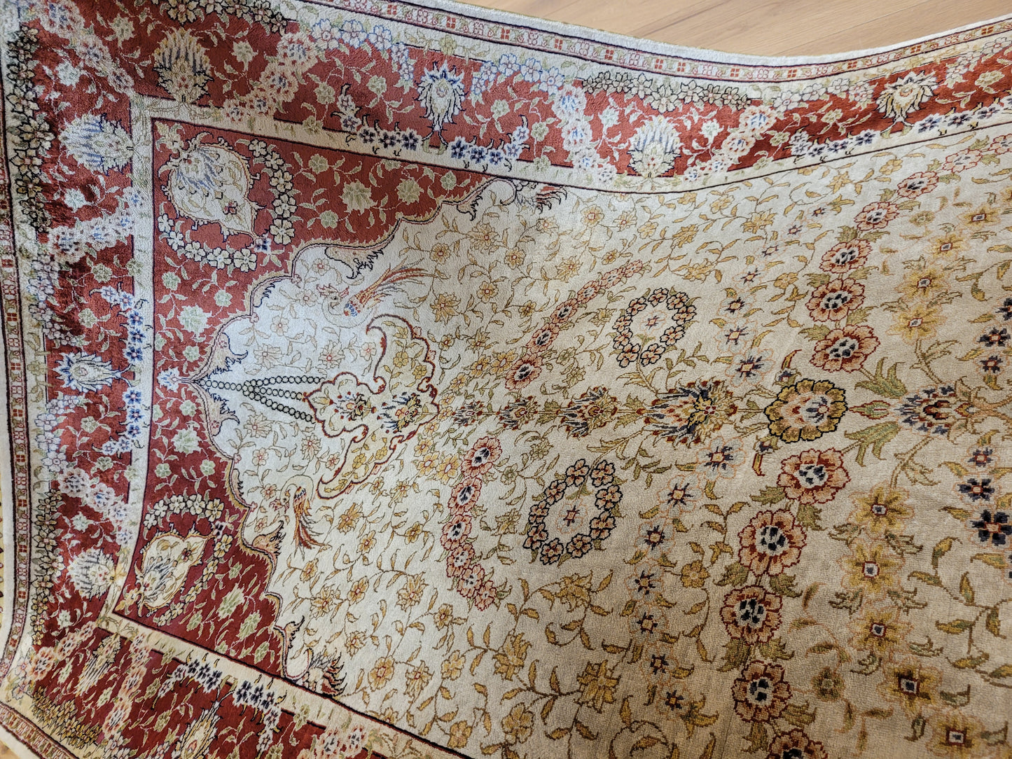 Hereke Teppich Seide auf Seide signiert fein Paradiesvogel Motiv