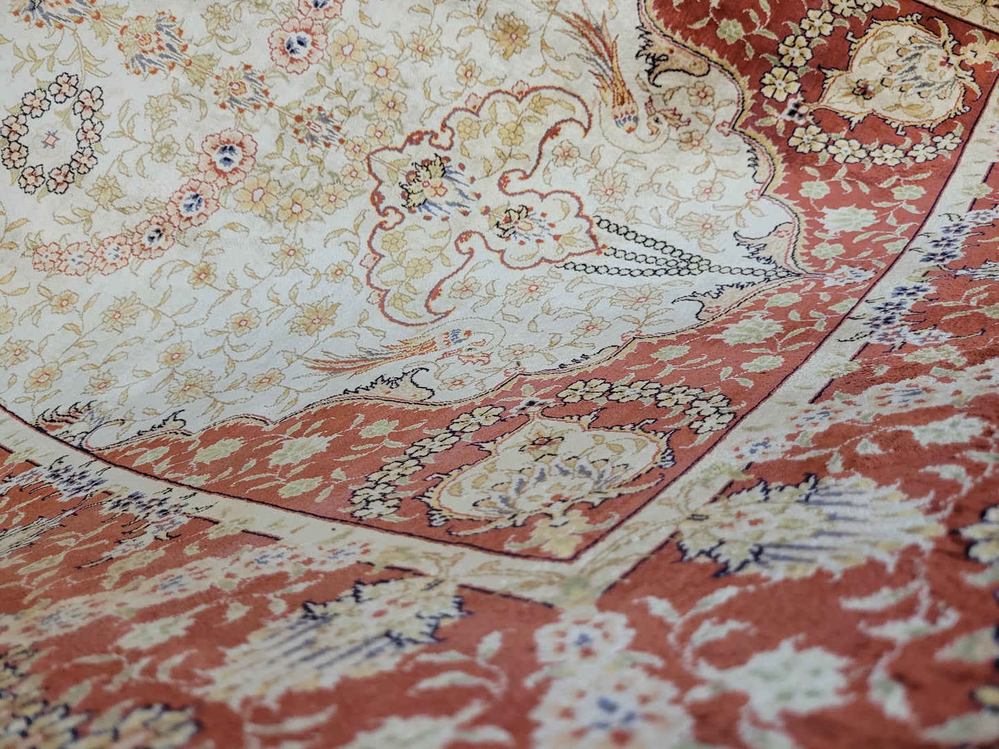 Hereke Teppich Seide auf Seide signiert fein Paradiesvogel Motiv