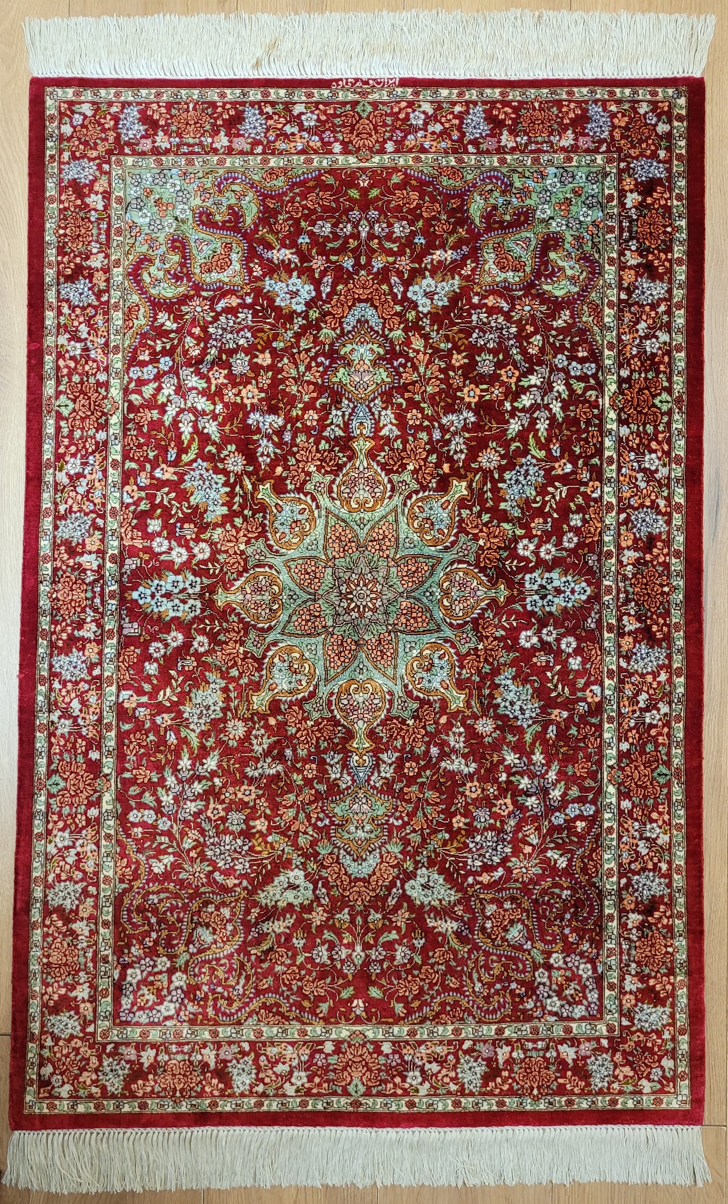 Ghom Teppich Seide auf Seide signiert fein rotes Medaillon