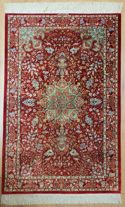 Ghom Teppich Seide auf Seide signiert fein rotes Medaillon