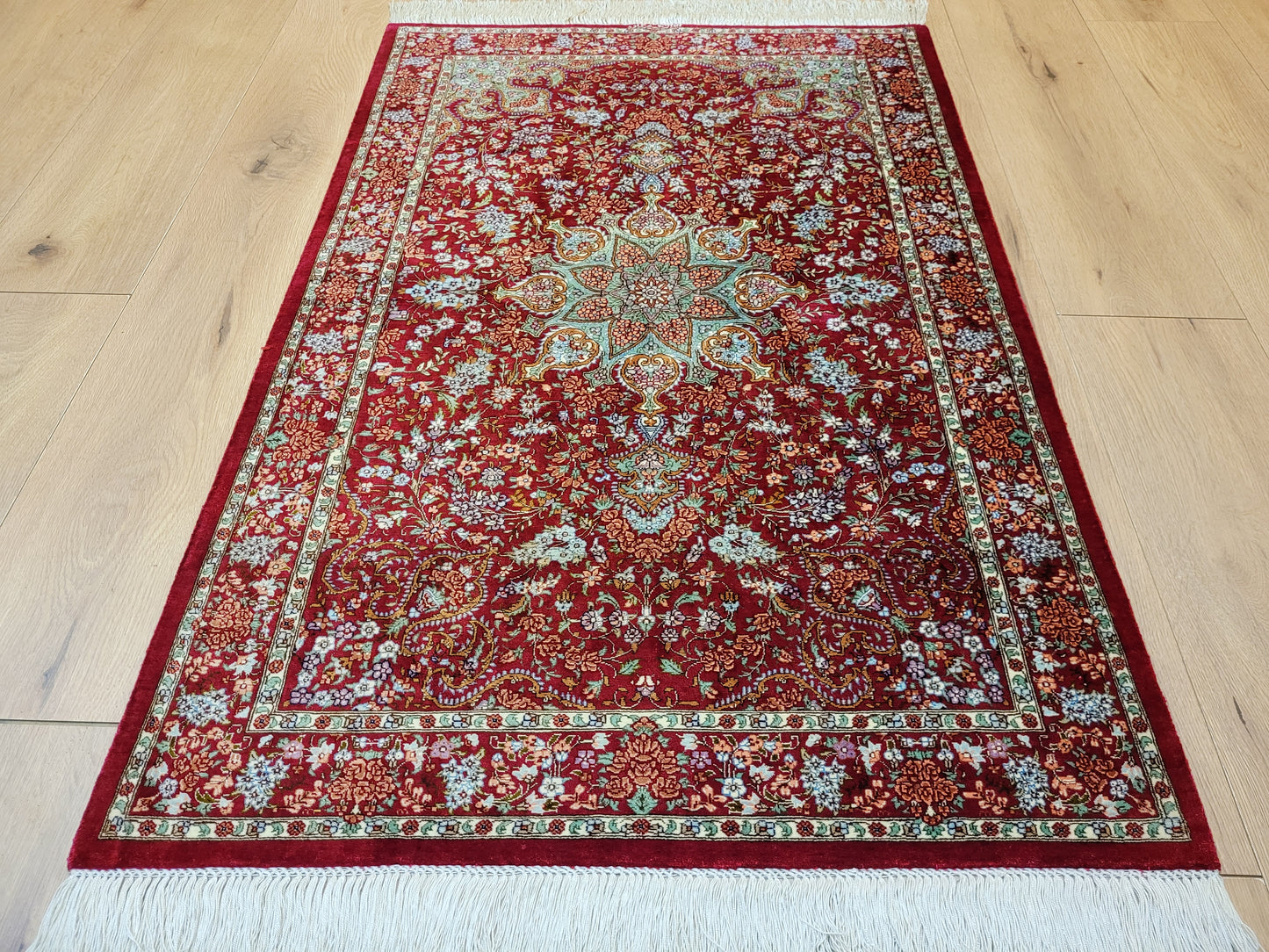 Ghom Teppich Seide auf Seide signiert fein rotes Medaillon