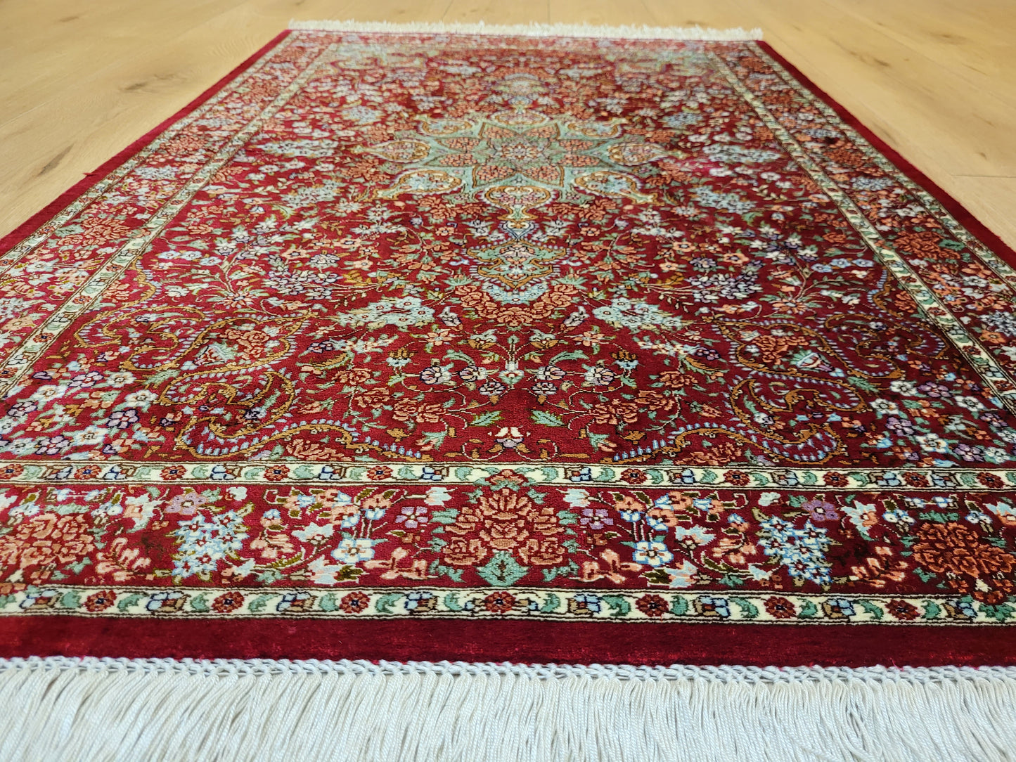 Ghom Teppich Seide auf Seide signiert fein rotes Medaillon