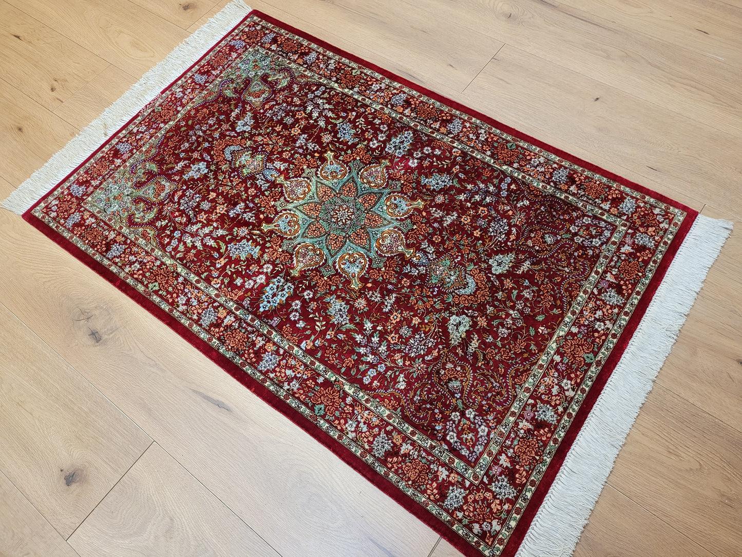 Ghom Teppich Seide auf Seide signiert fein rotes Medaillon