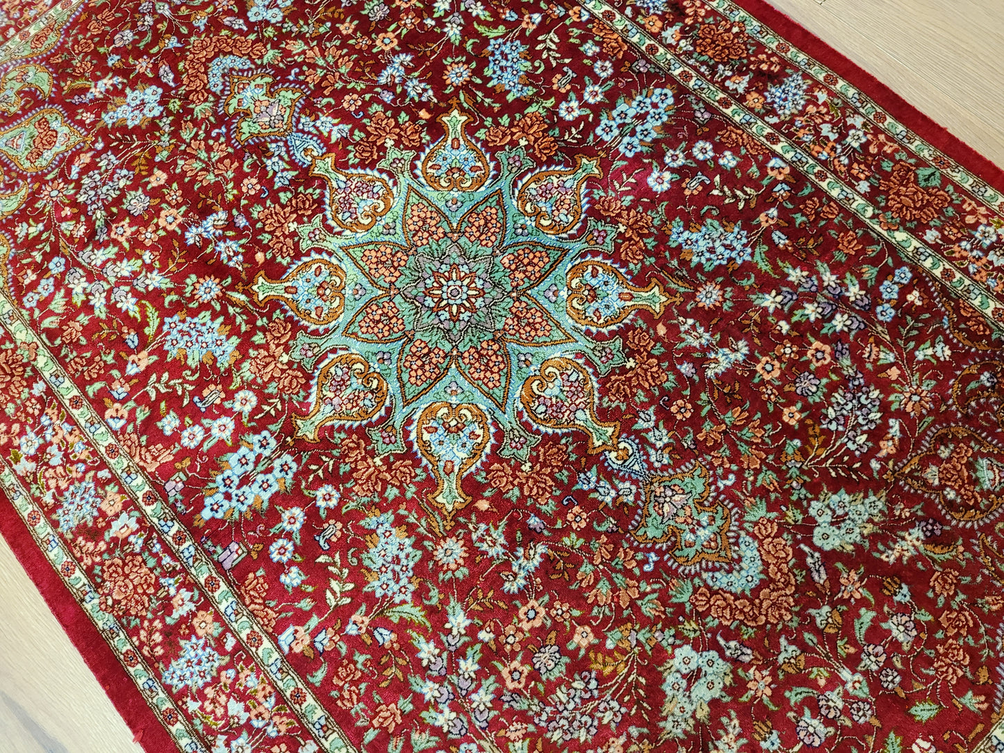 Ghom Teppich Seide auf Seide signiert fein rotes Medaillon