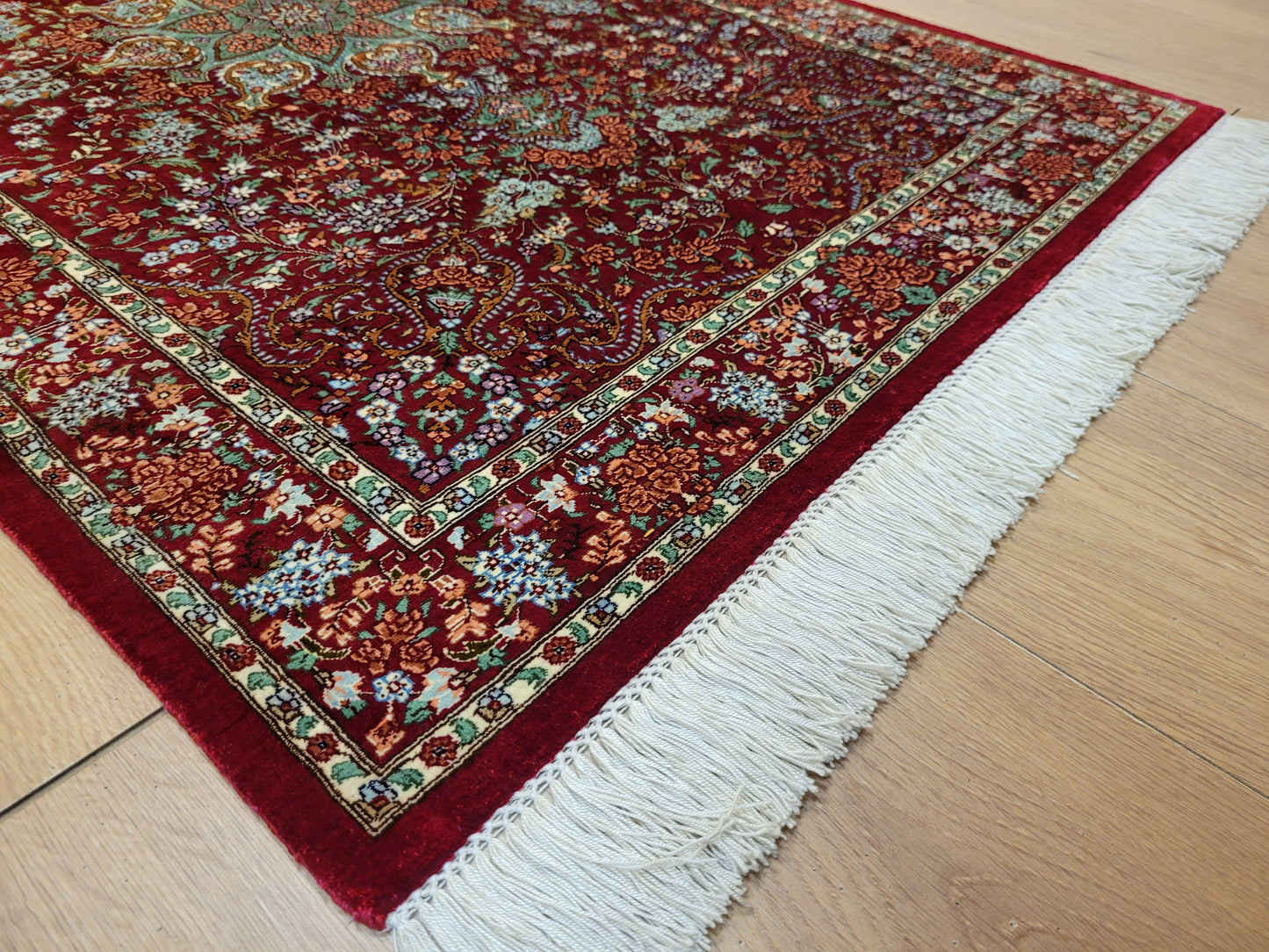 Ghom Teppich Seide auf Seide signiert fein rotes Medaillon