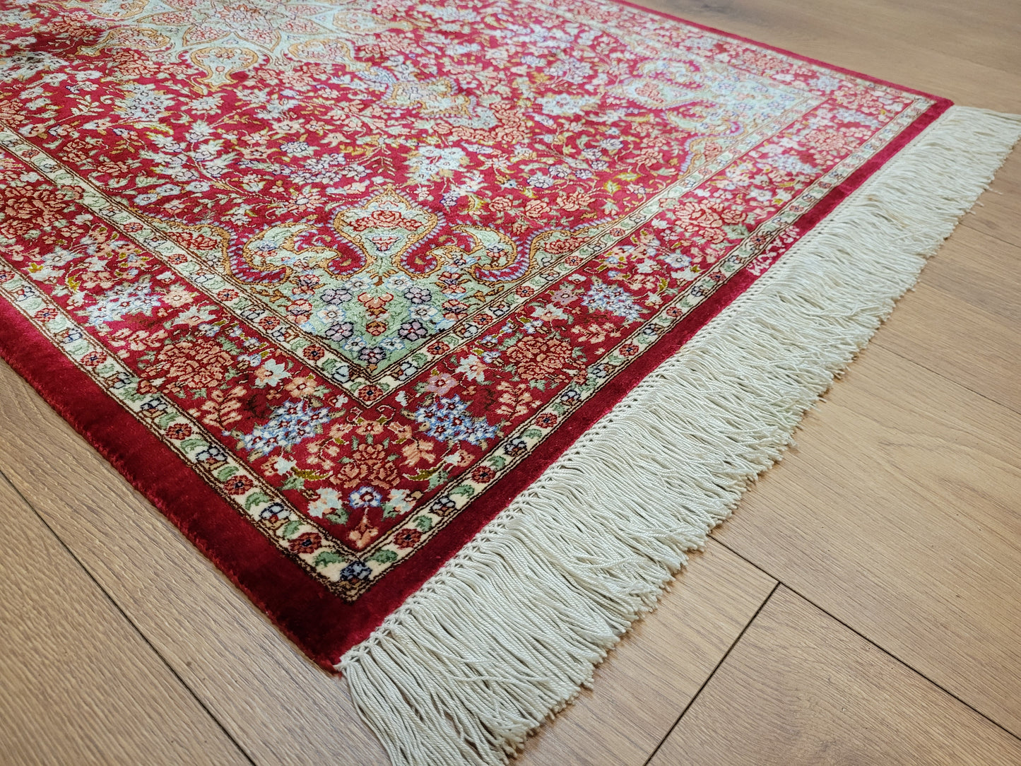 Ghom Teppich Seide auf Seide signiert fein rotes Medaillon