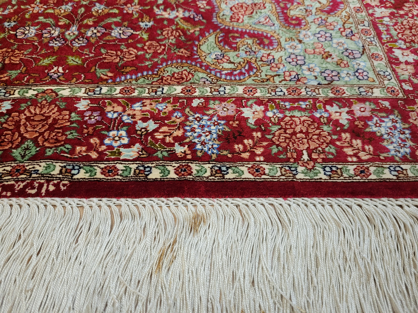 Ghom Teppich Seide auf Seide signiert fein rotes Medaillon