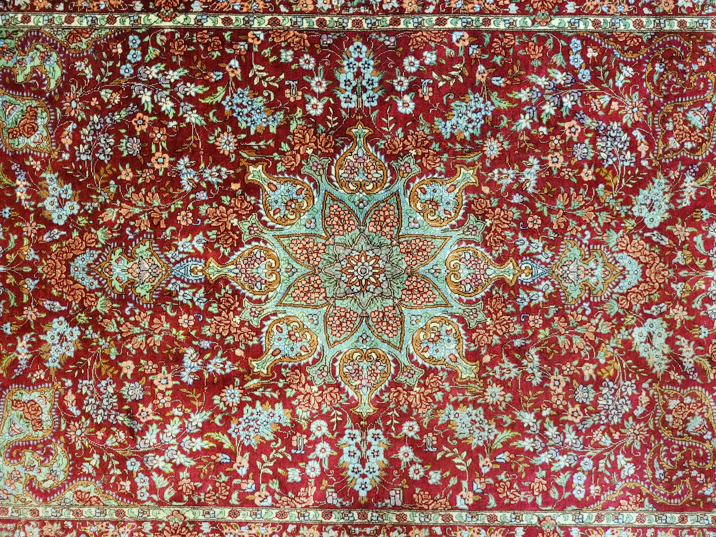 Ghom Teppich Seide auf Seide signiert fein rotes Medaillon