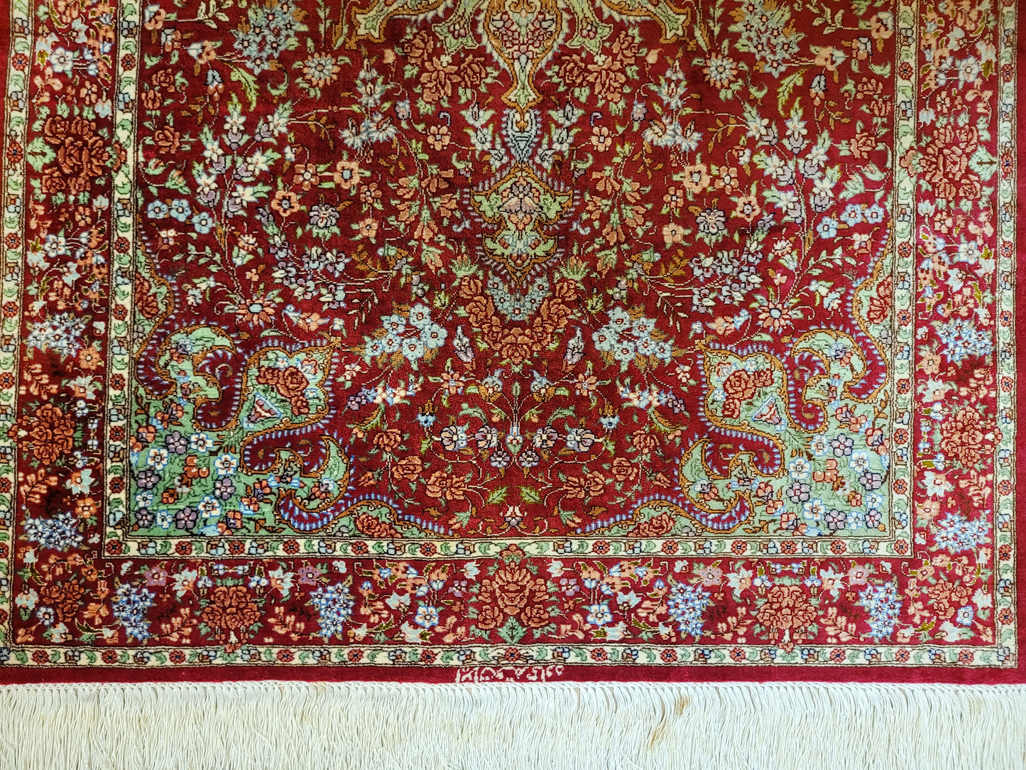 Ghom Teppich Seide auf Seide signiert fein rotes Medaillon