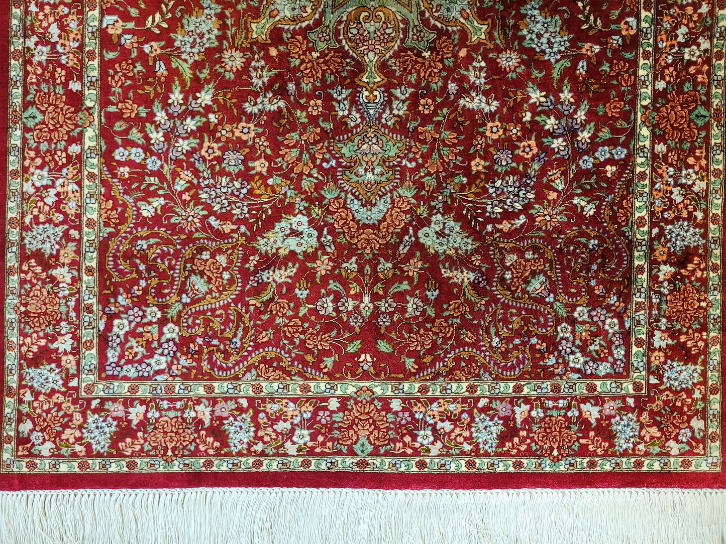 Ghom Teppich Seide auf Seide signiert fein rotes Medaillon