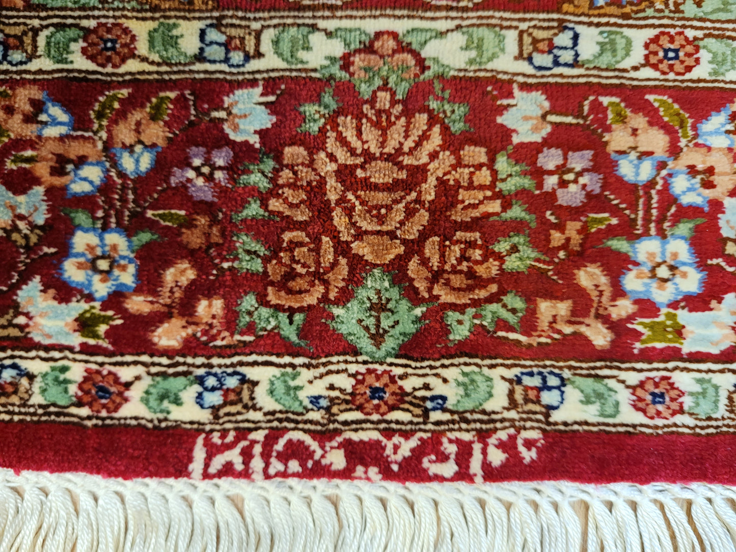 Ghom Teppich Seide auf Seide signiert fein rotes Medaillon